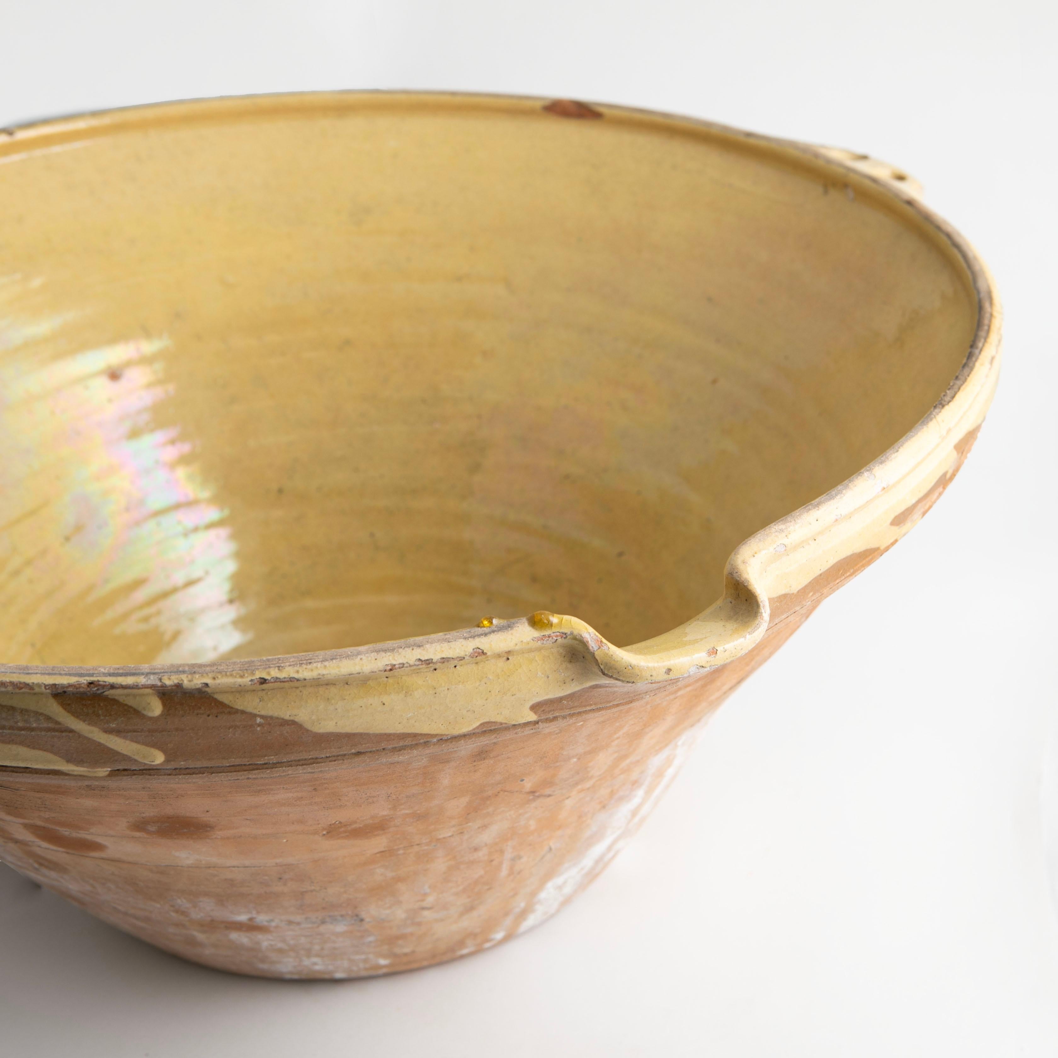 Large French Bowl 'Tian' with Yellow Glaze, 19th Century In Good Condition For Sale In Kastrup, DK