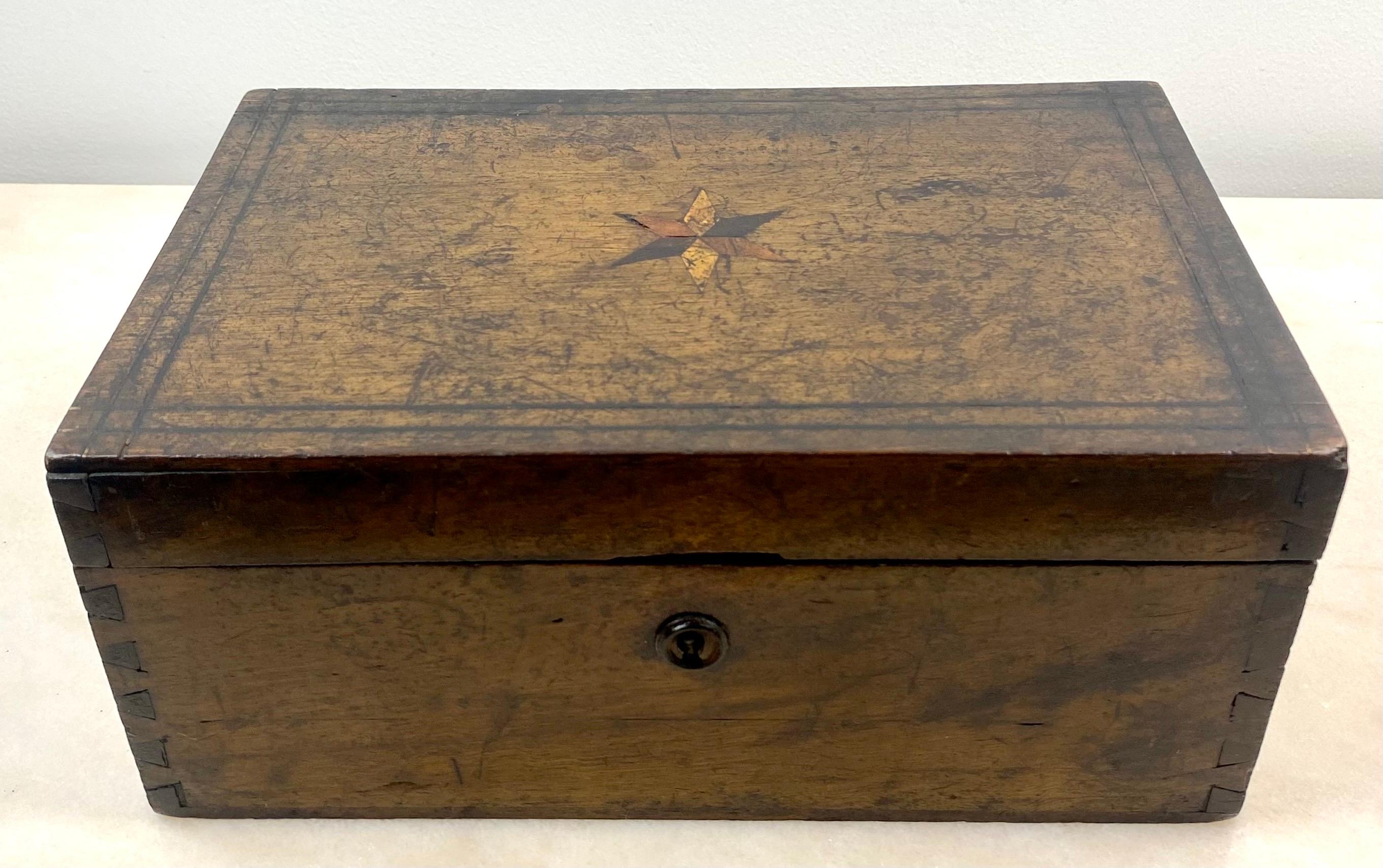 Beautiful jewelry box, tea box, storage box, document box in inlaid oak wood.
Marquetry medallion in the shape of a 6-pointed star. One of the branches of the star has a slight defect due to time and probably to the use of the box.
19th century -
