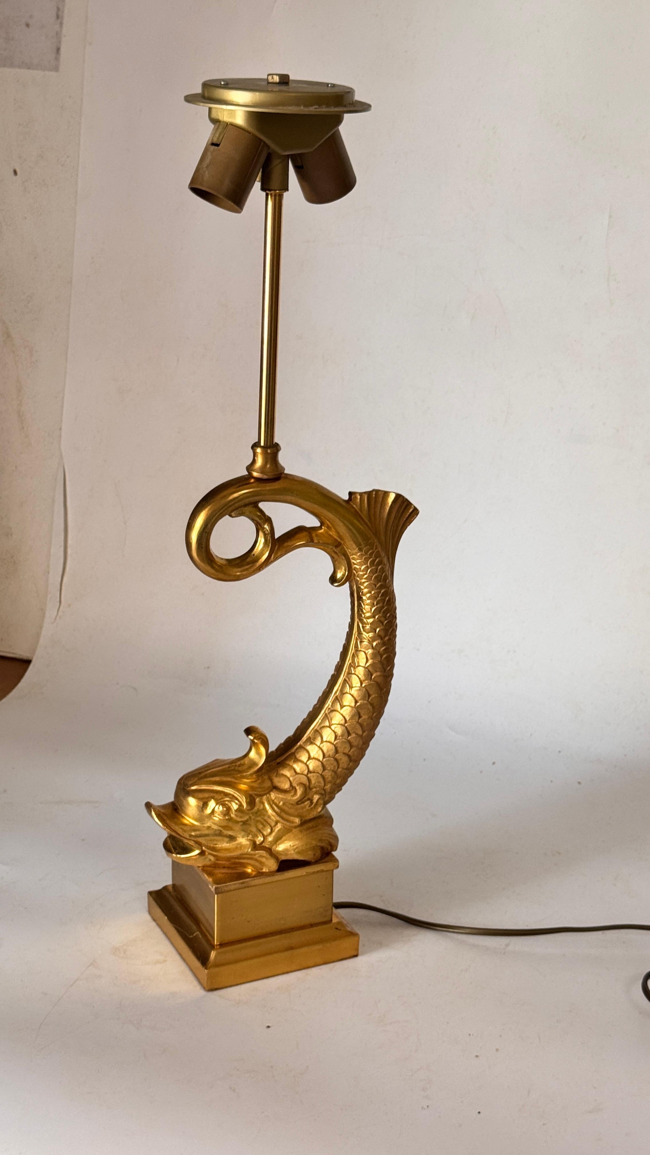 Große französische Fisch-Tischlampe aus Messing und vergoldetem Metall - 1970er Jahre im Zustand „Gut“ im Angebot in Auribeau sur Siagne, FR