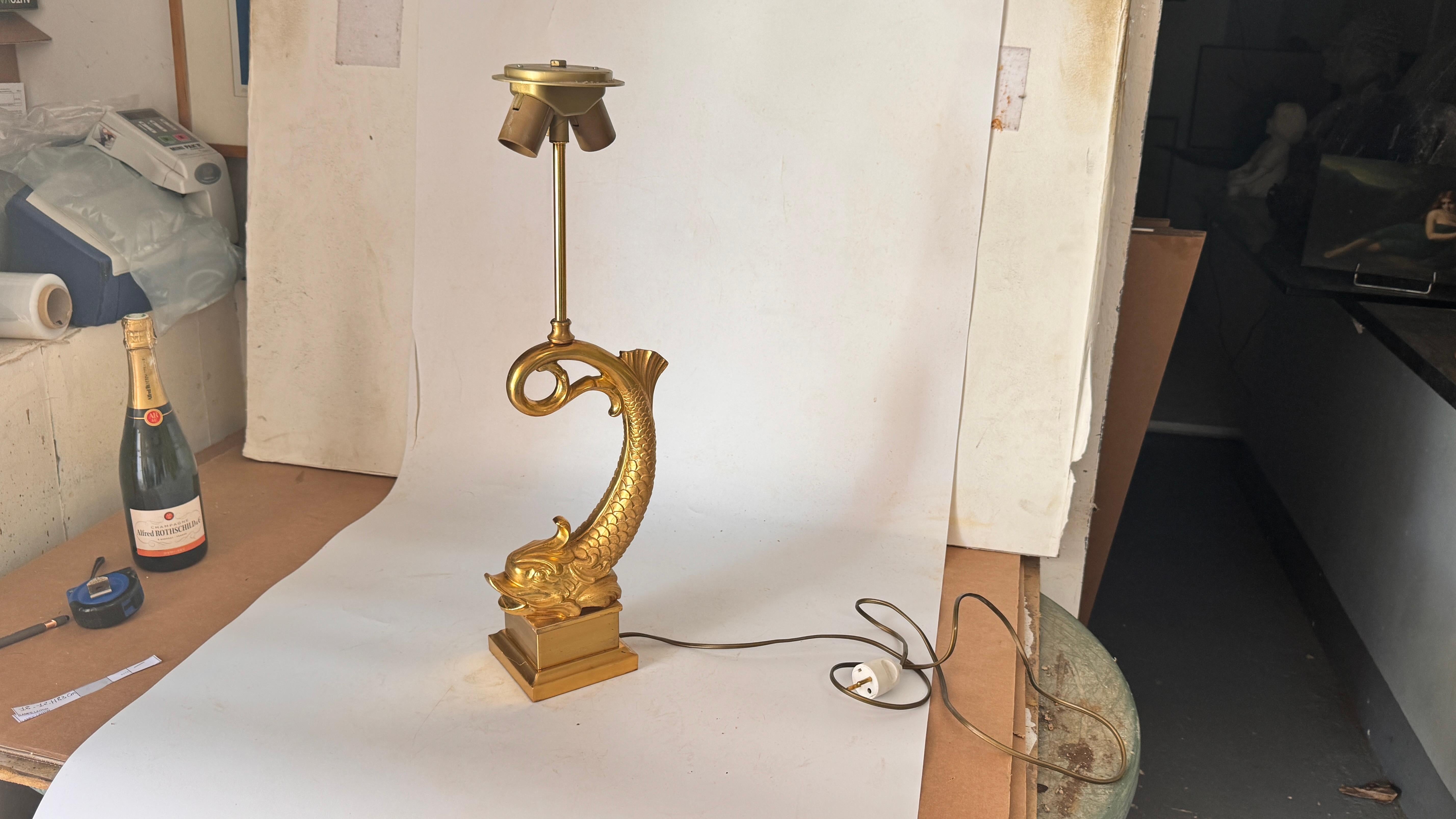 Große französische Fisch-Tischlampe aus Messing und vergoldetem Metall - 1970er Jahre (Ende des 20. Jahrhunderts) im Angebot