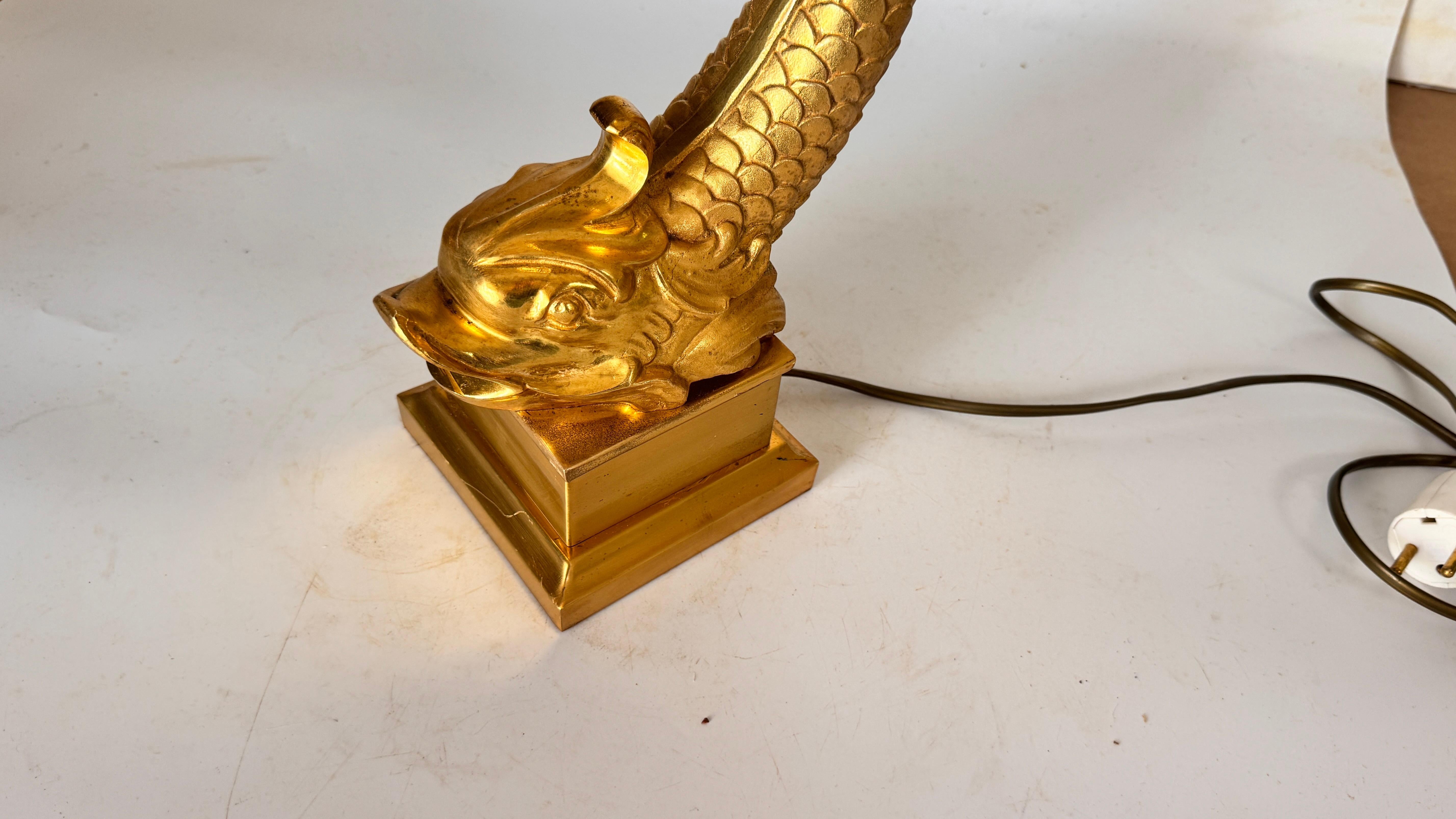 Große französische Fisch-Tischlampe aus Messing und vergoldetem Metall - 1970er Jahre im Angebot 1