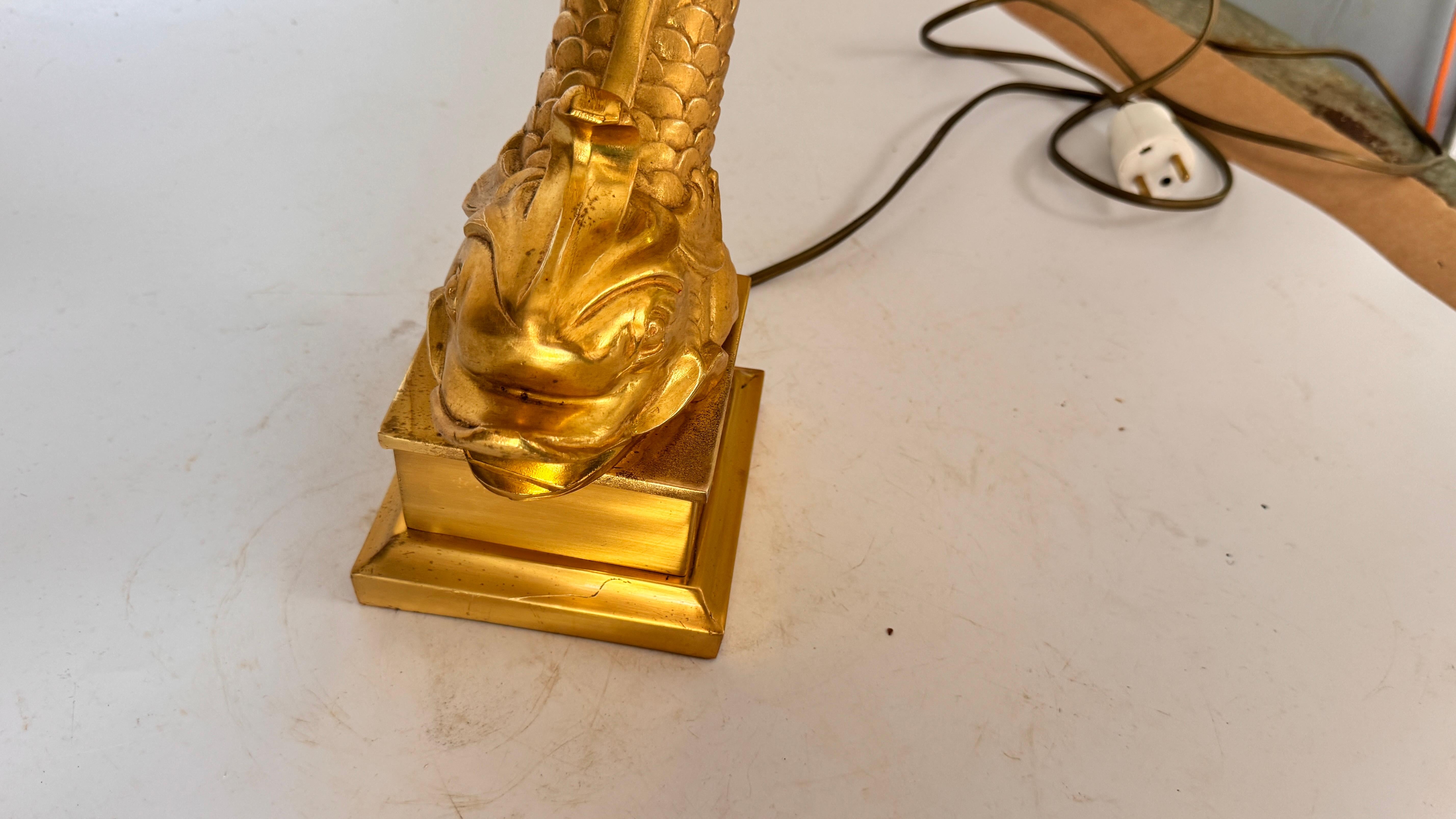 Große französische Fisch-Tischlampe aus Messing und vergoldetem Metall - 1970er Jahre im Angebot 2