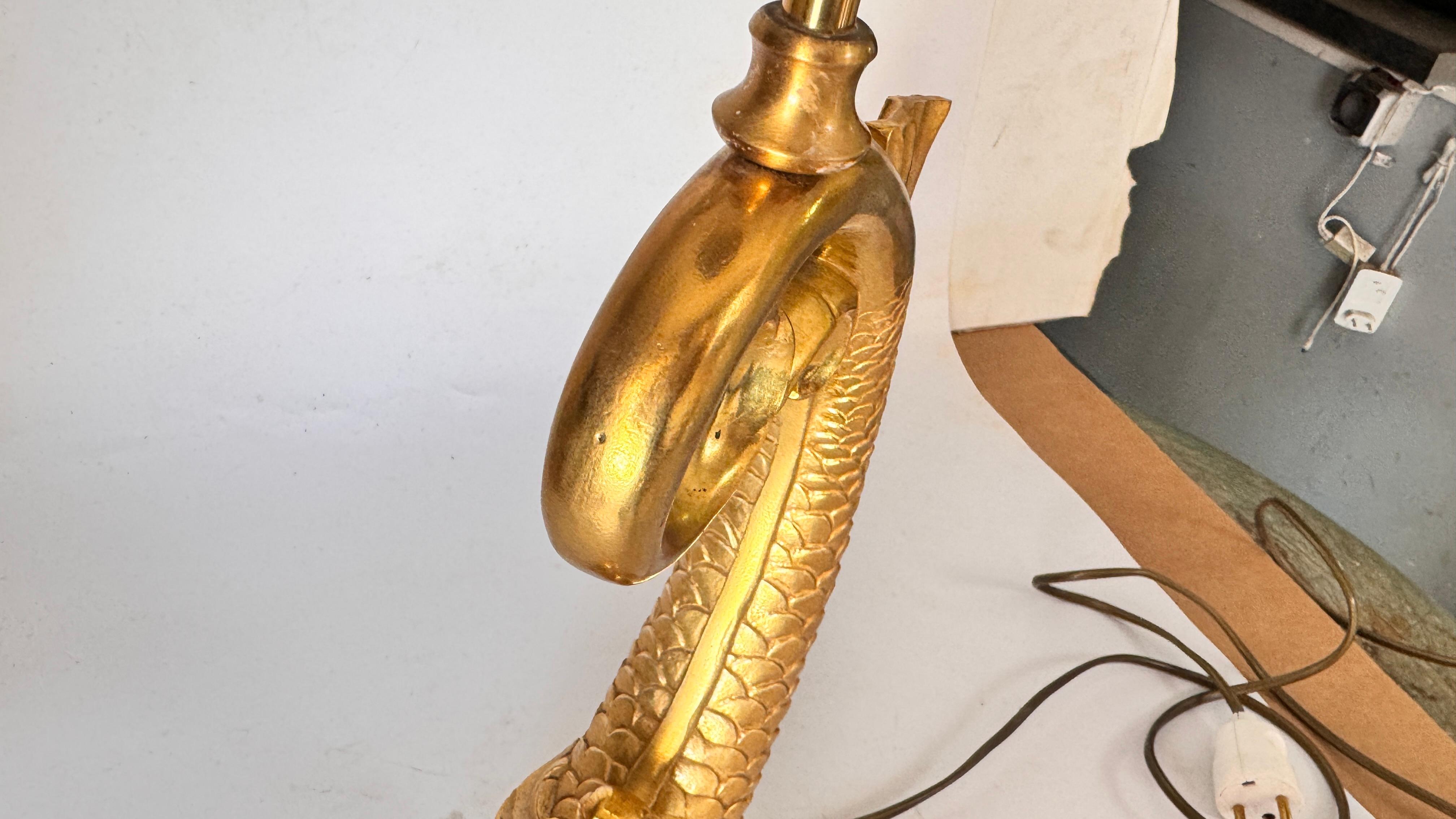 Große französische Fisch-Tischlampe aus Messing und vergoldetem Metall - 1970er Jahre im Angebot 3