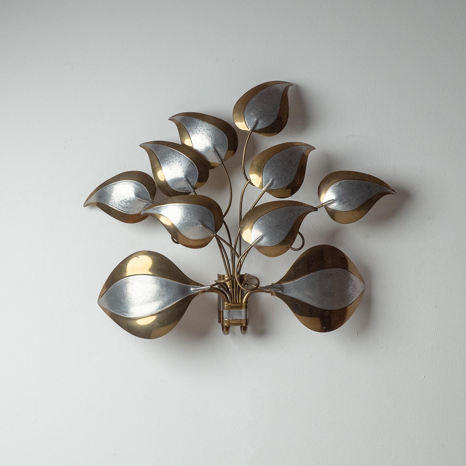 Large French brass wall light from the 1960-1970s. Ten ‚free-floating‘ brass leaves in varying sizes are attached to undulating brass wires from a slim centerpiece. Nice original condition with some patina on the brass. Two original E14 sockets with