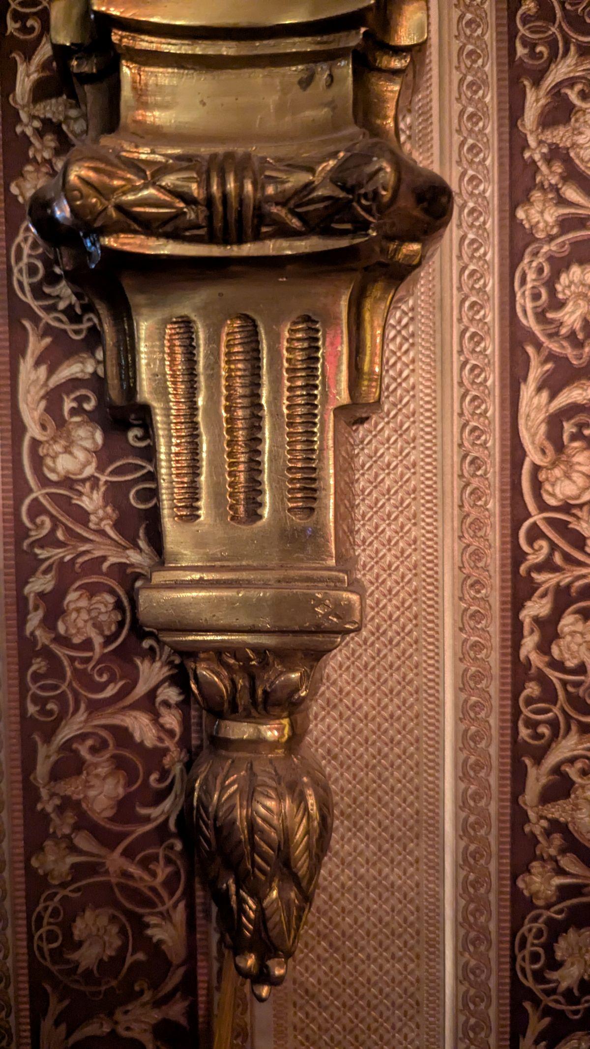 Grande coppia di applique francesi in ottone in vendita 4