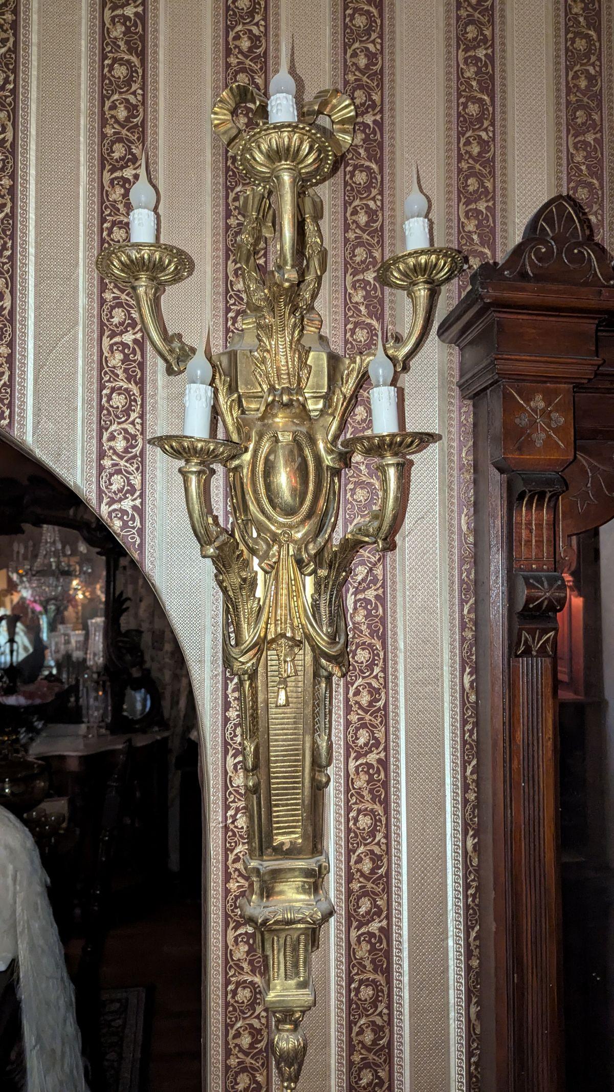 Grande coppia di applique francesi in ottone in vendita 9