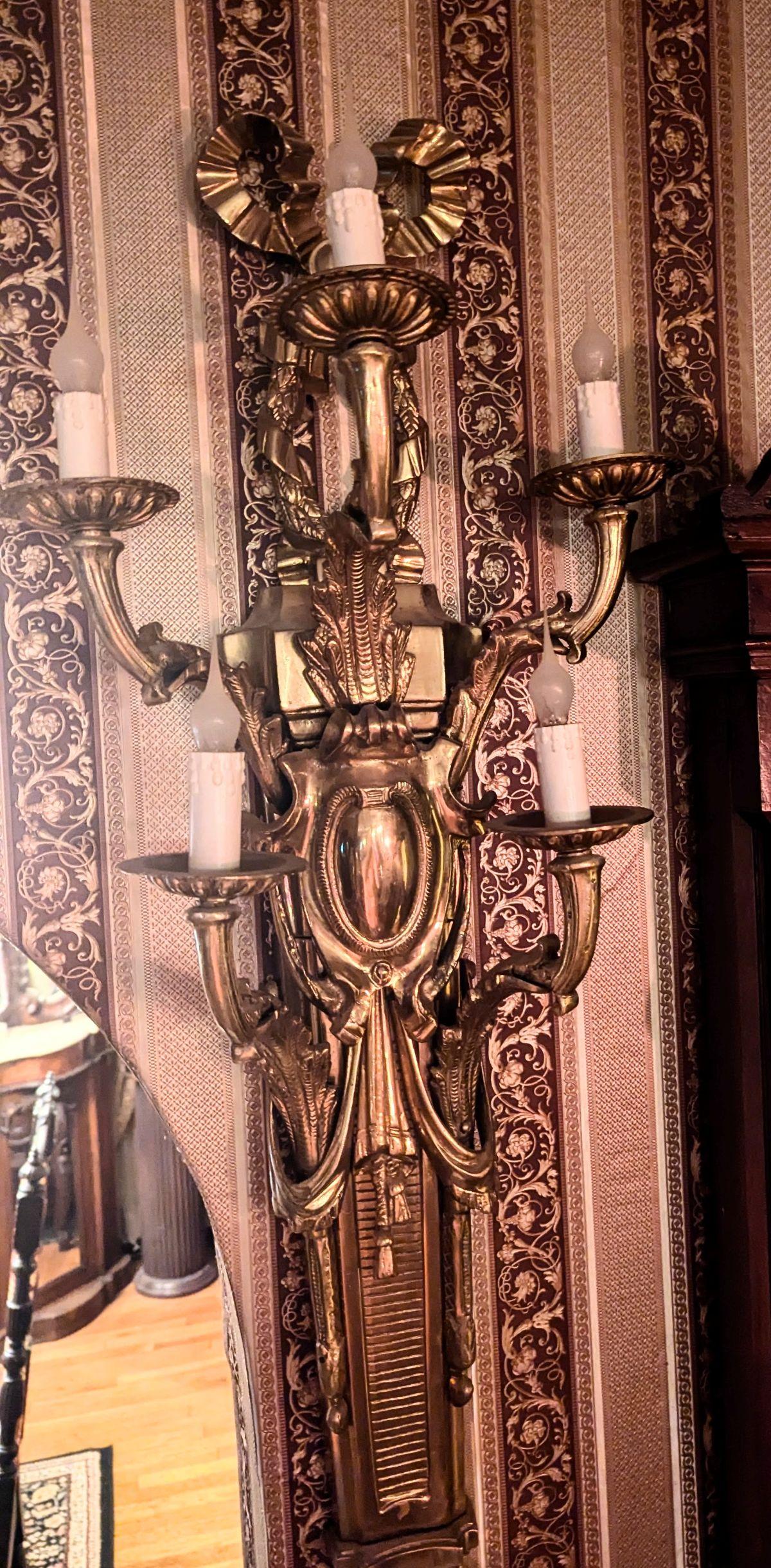 In questa occasione ti offriamo una rara coppia di applique barocche francesi in ottone di grandi dimensioni!  Splendidamente arredato con intagli, nervature, cartiglio centrale, sormontato da un fiocco, e cinque bracci a candelabro su ogni