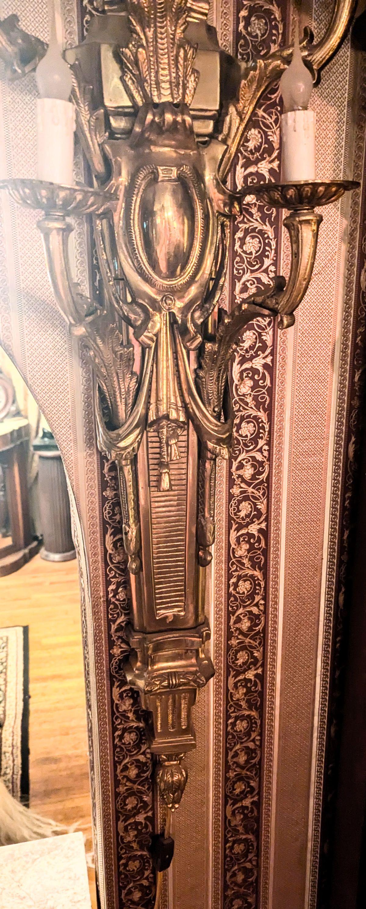 Neobarocco Grande coppia di applique francesi in ottone in vendita