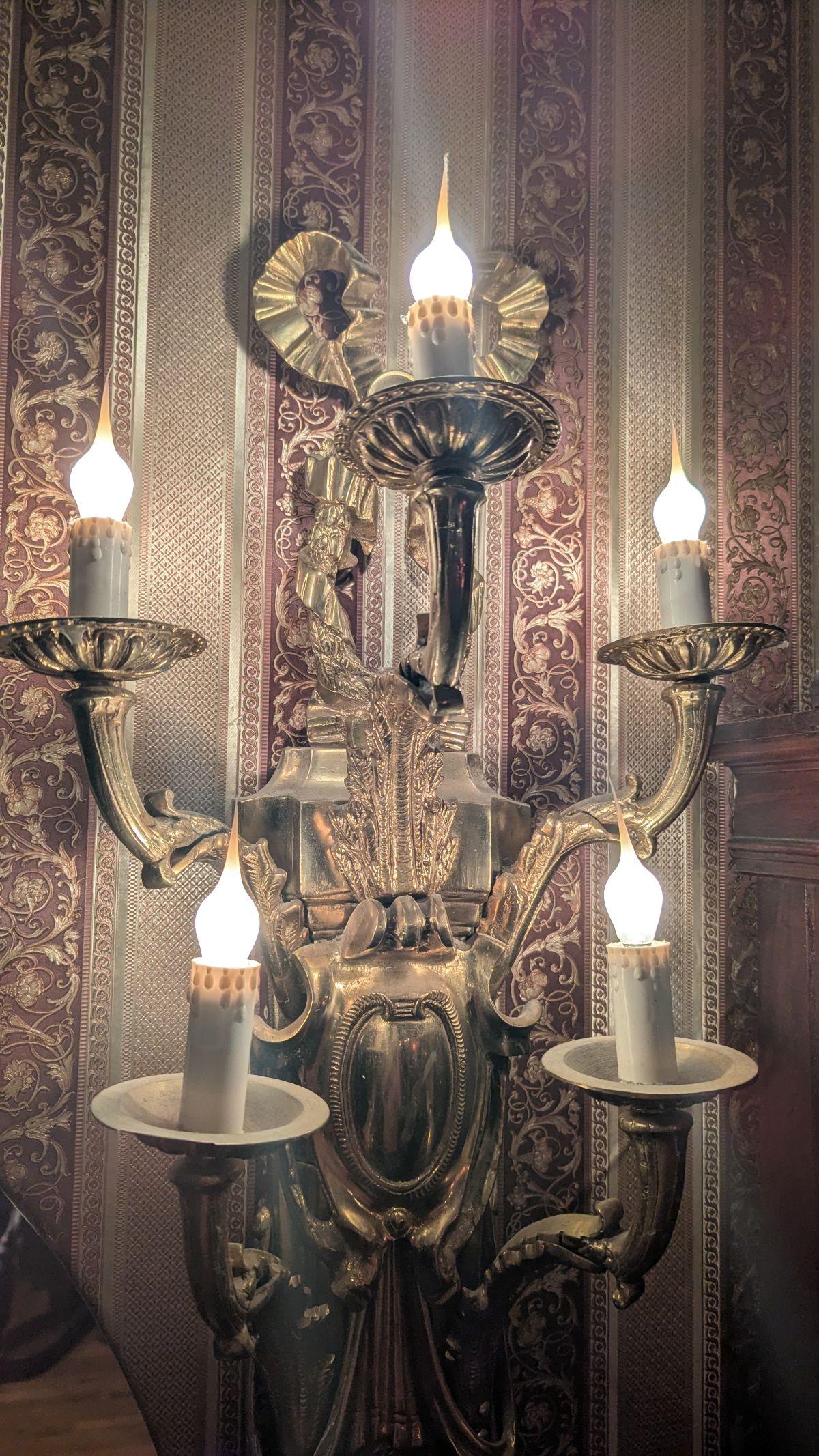 Grande coppia di applique francesi in ottone In condizioni buone in vendita a Pueblo, CO
