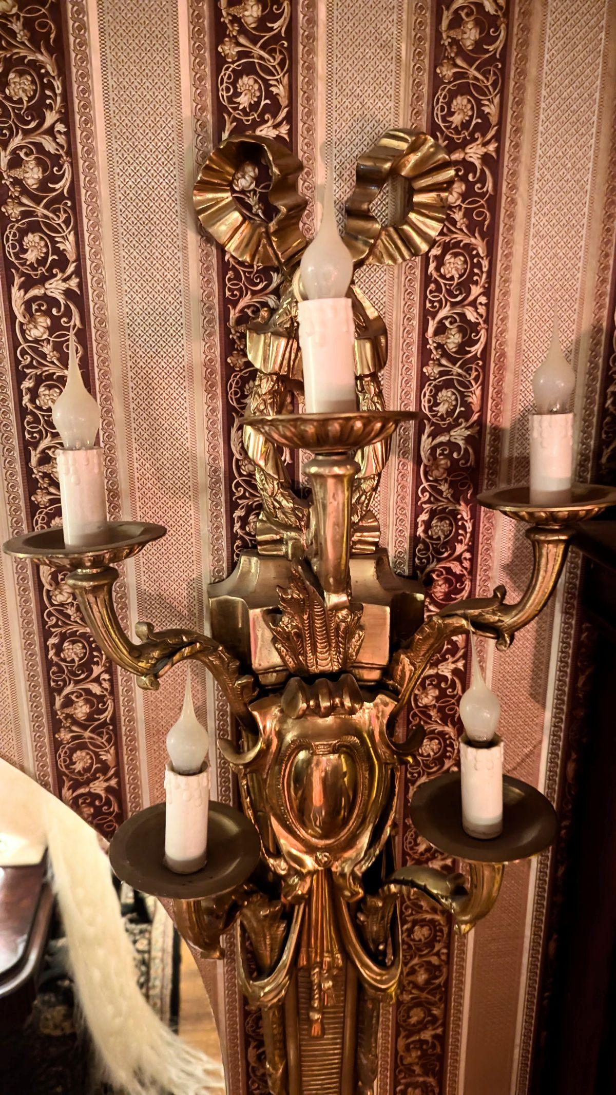 XIX secolo Grande coppia di applique francesi in ottone in vendita