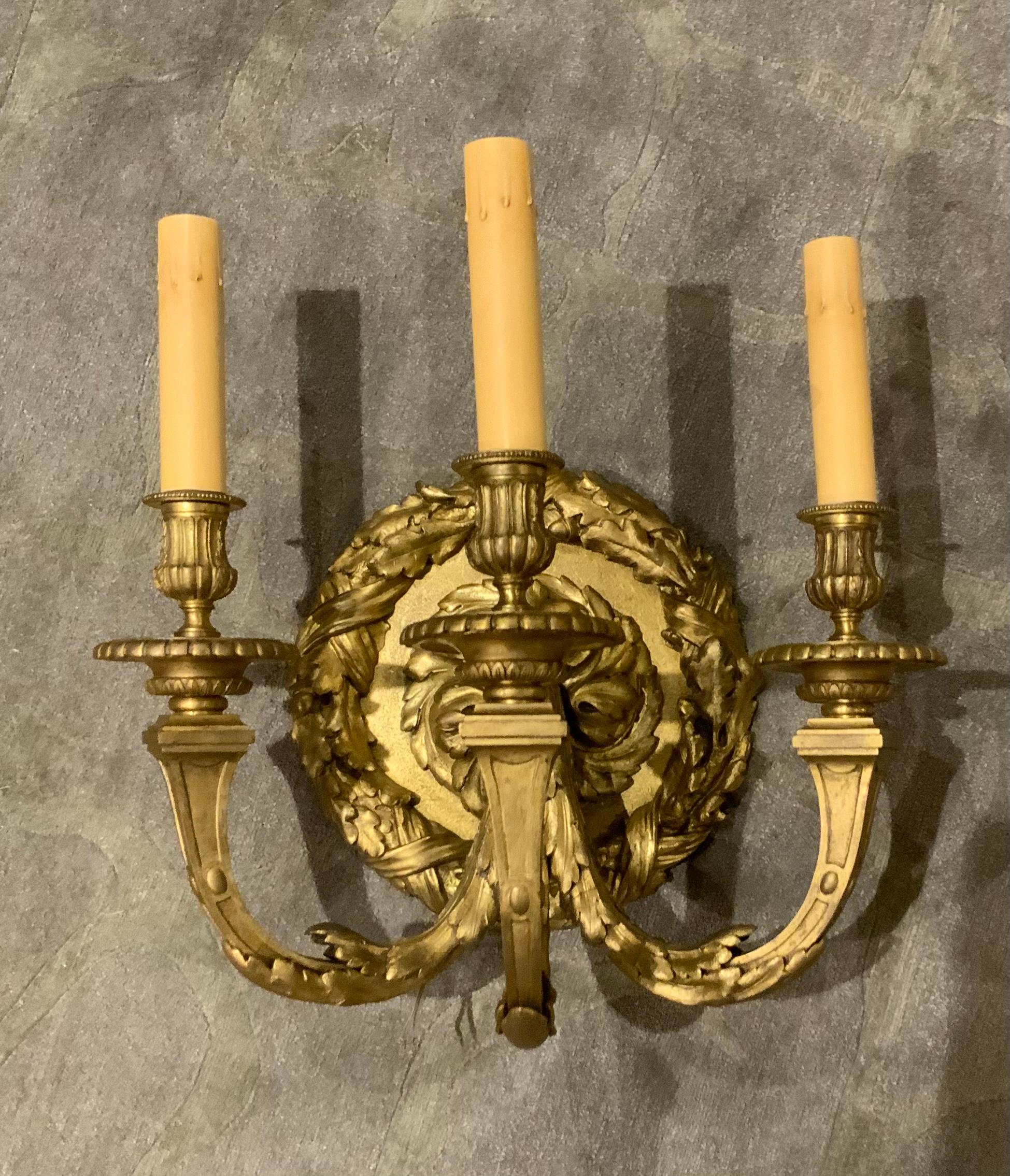 Français Grande applique simple en bronze doré à trois lumières, câblée en vente
