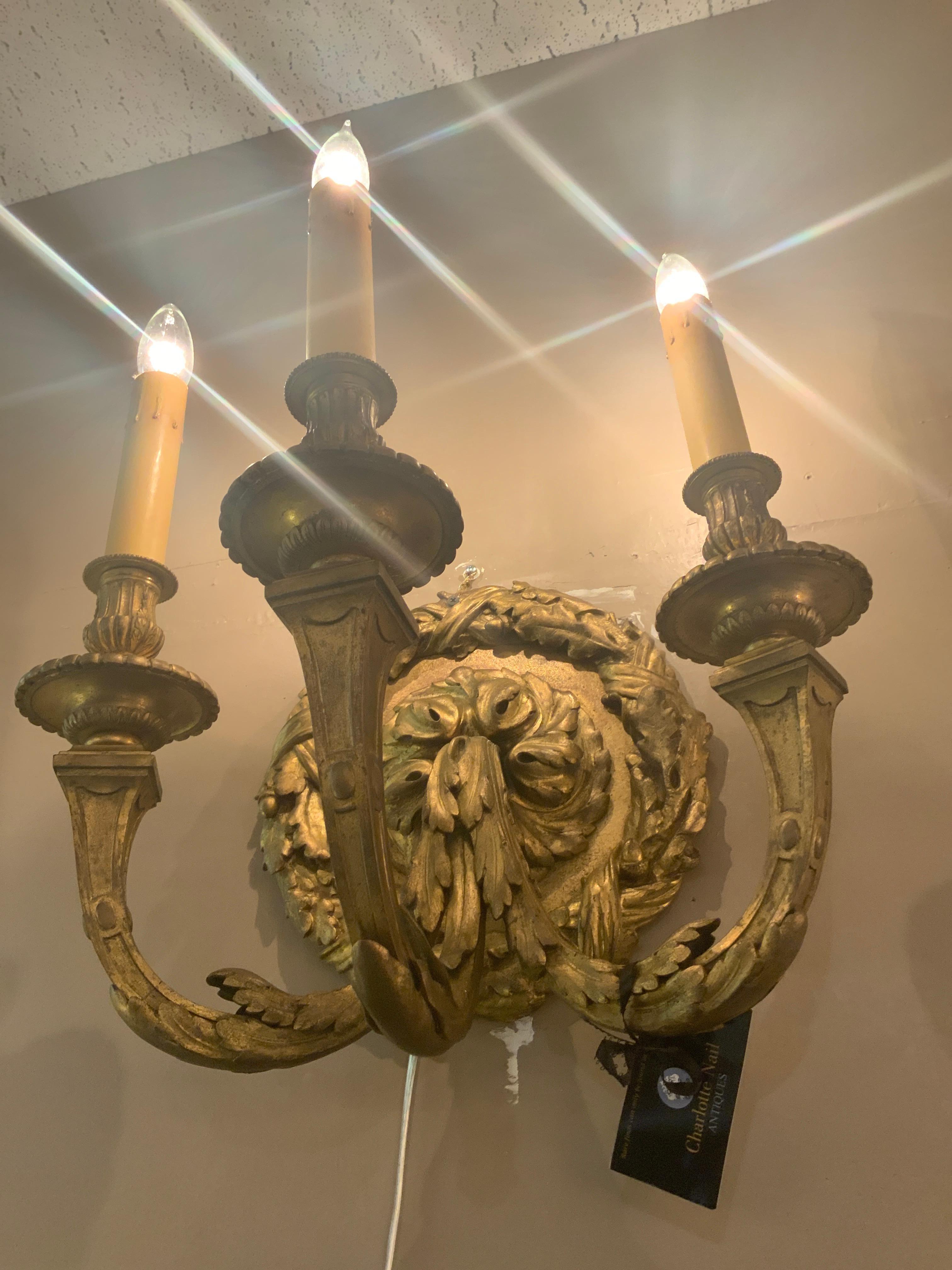 Grande applique simple en bronze doré à trois lumières, câblée en vente 1