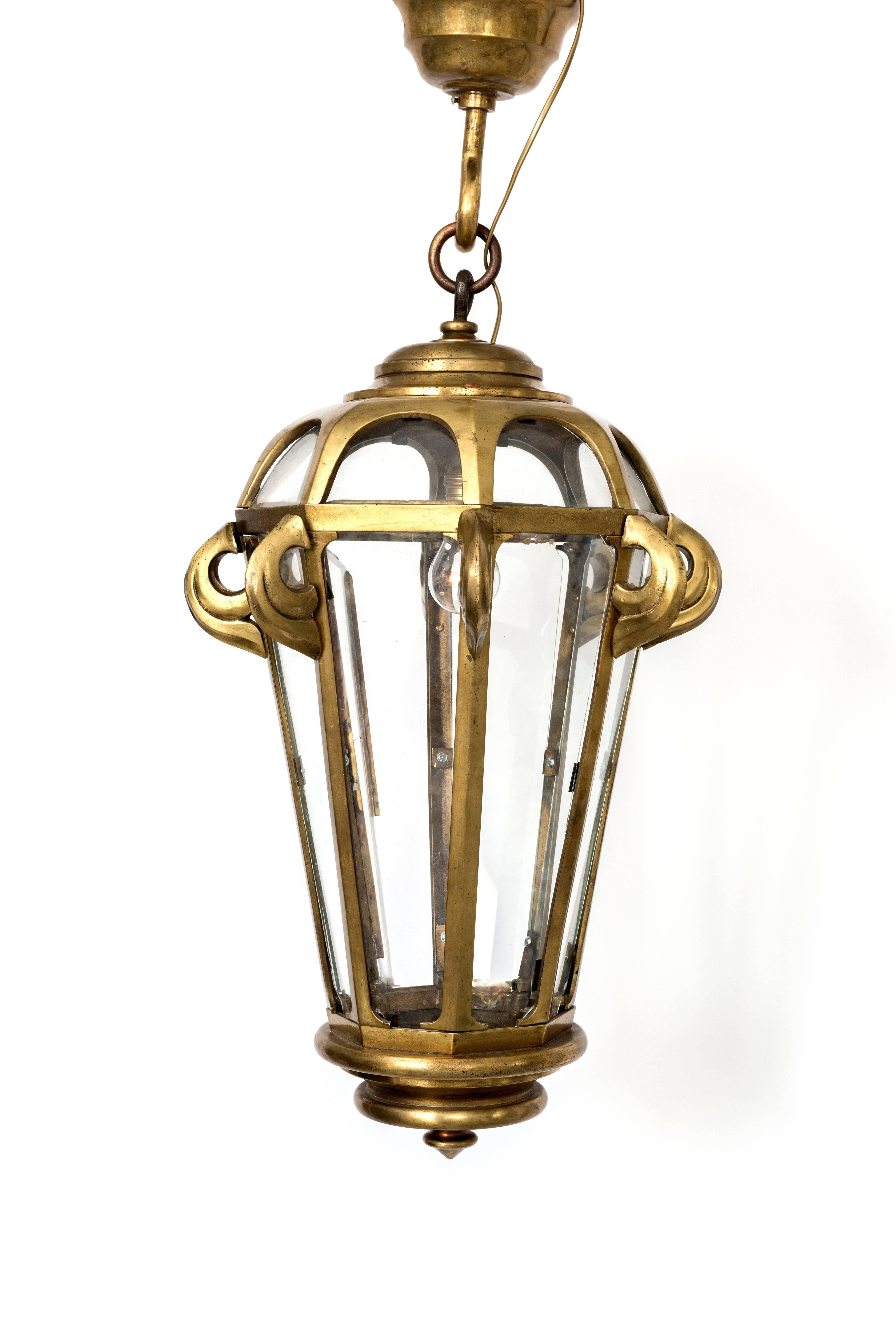 Une grande lanterne française en bronze à six côtés. Français.