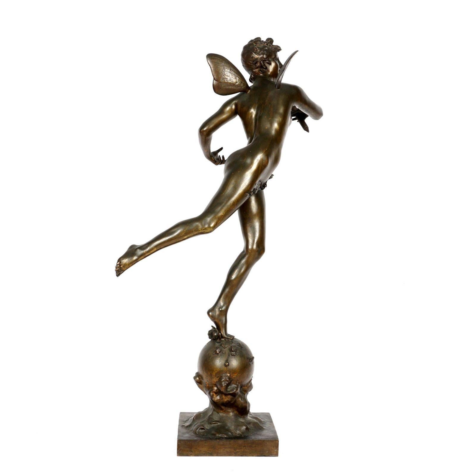 Grande sculpture en bronze patiné (41 pouces de haut) représentant une fée avec un sceptre debout sur un globe d'après le sculpteur français Michel Leonard Beguine (1855-1929).