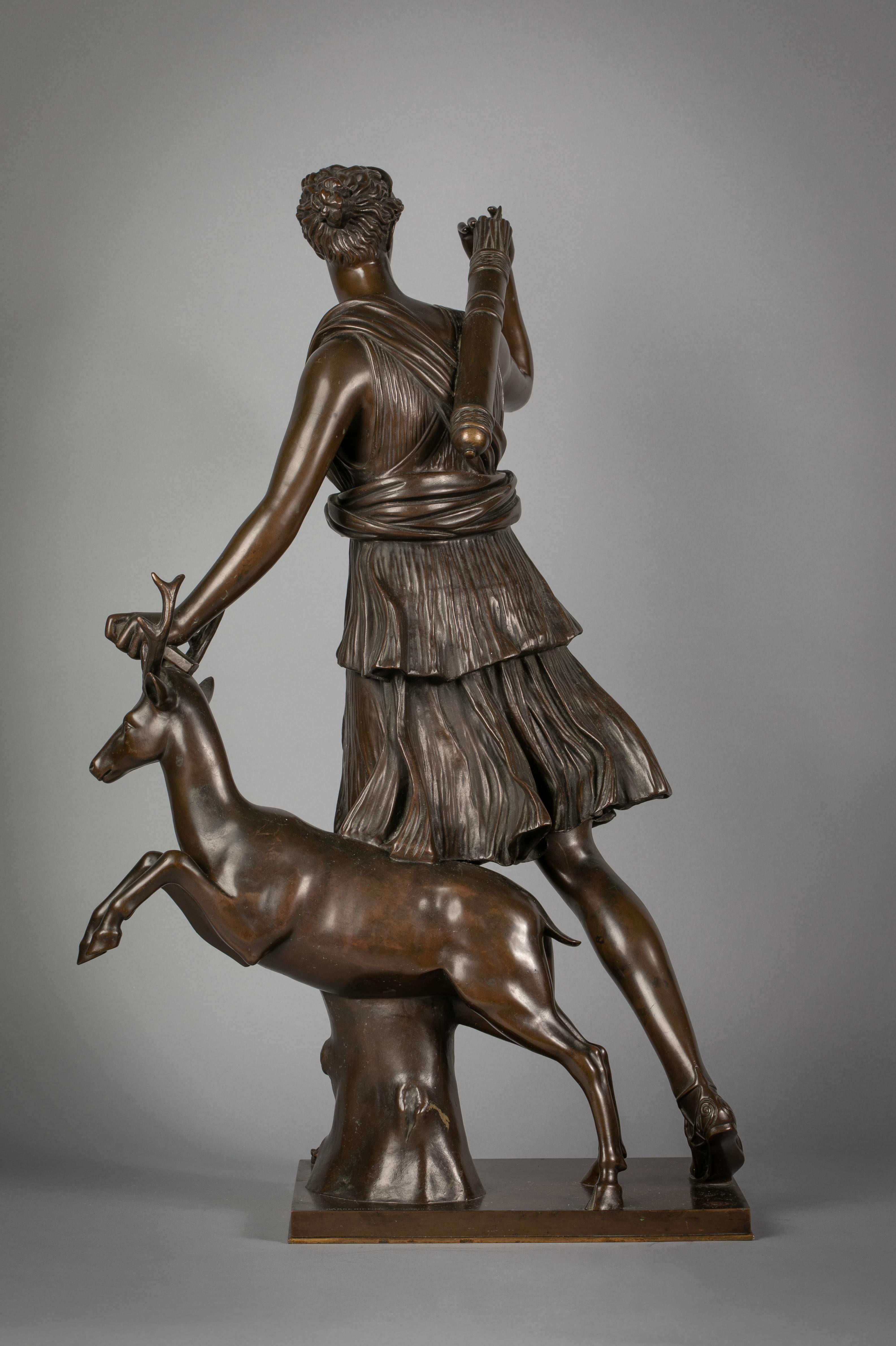 Français Grande sculpture française en bronze représentant Diane et un cerf, vers 1820 en vente