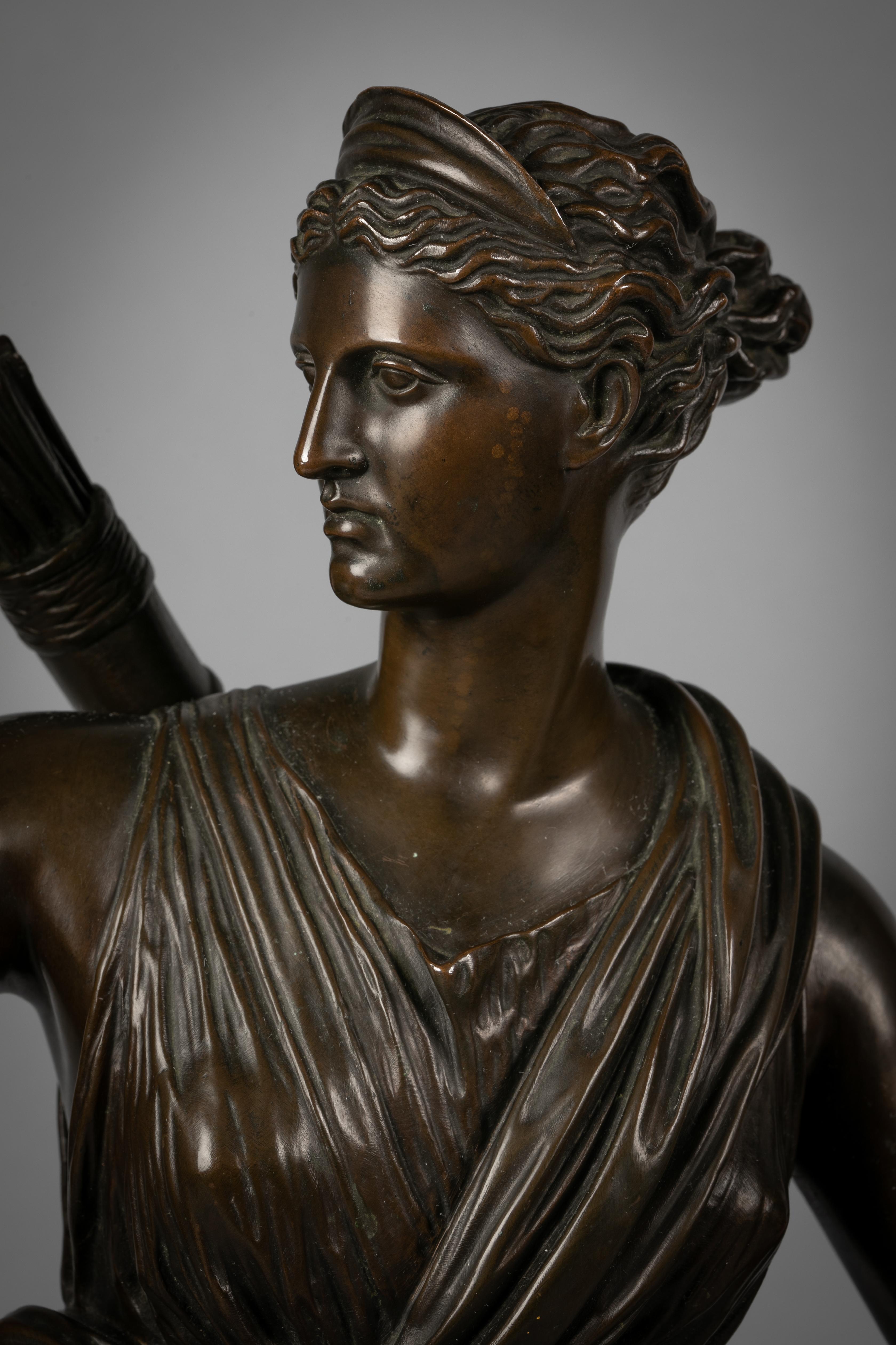 Début du XIXe siècle Grande sculpture française en bronze représentant Diane et un cerf, vers 1820 en vente