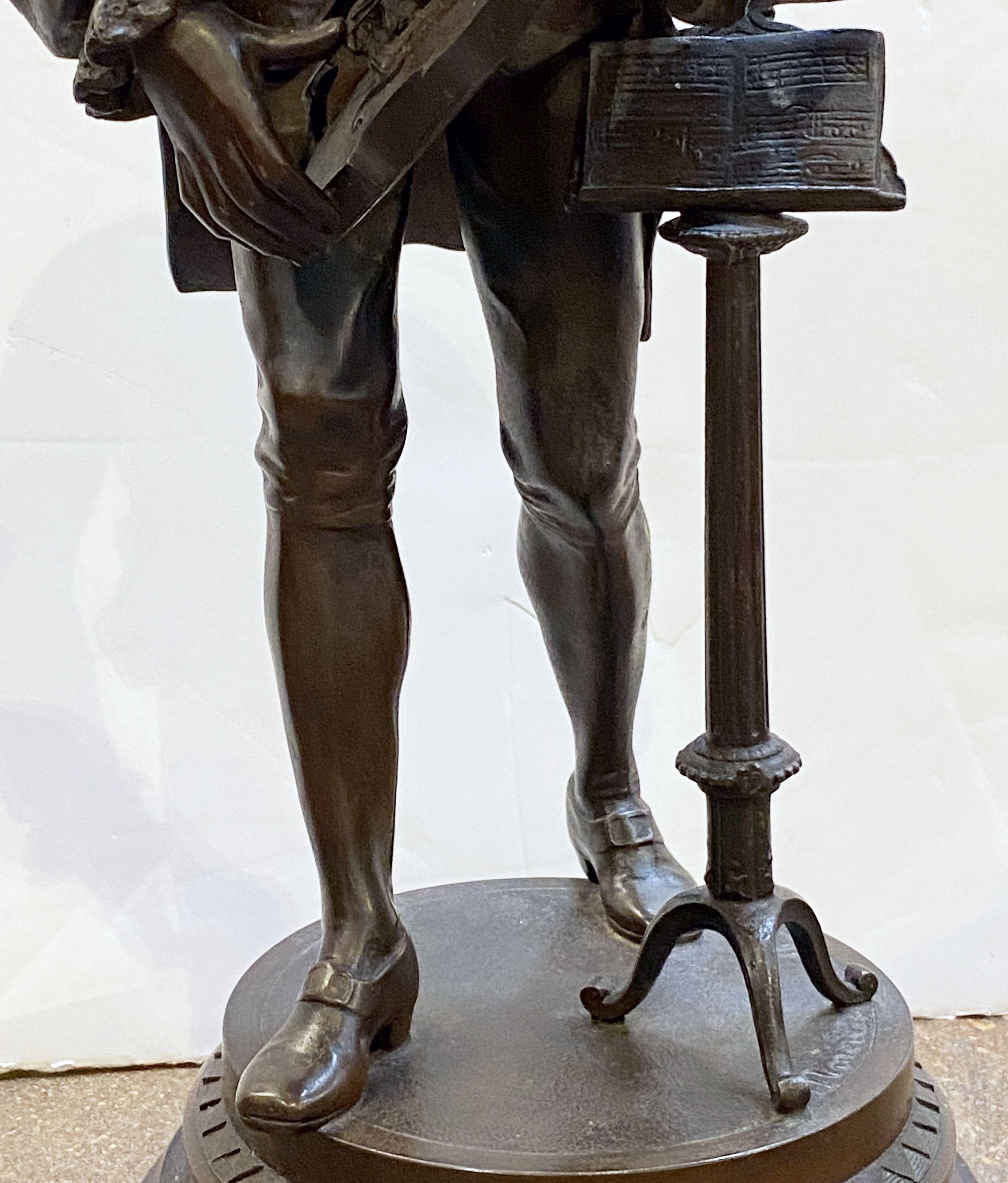 Große französische Bronze- Spelter-Figur eines Musikers, nach Mathurin Moreau im Angebot 5