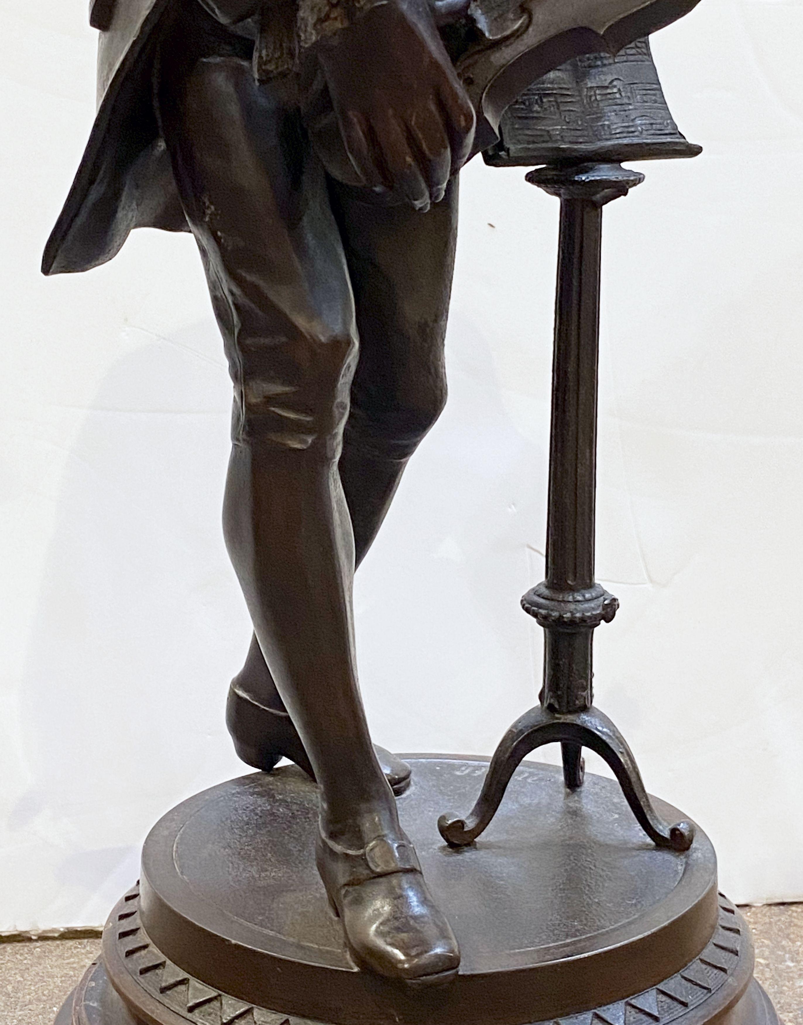 Grande figurine française en bronze d'un musicien, d'après Mathurin Moreau en vente 9