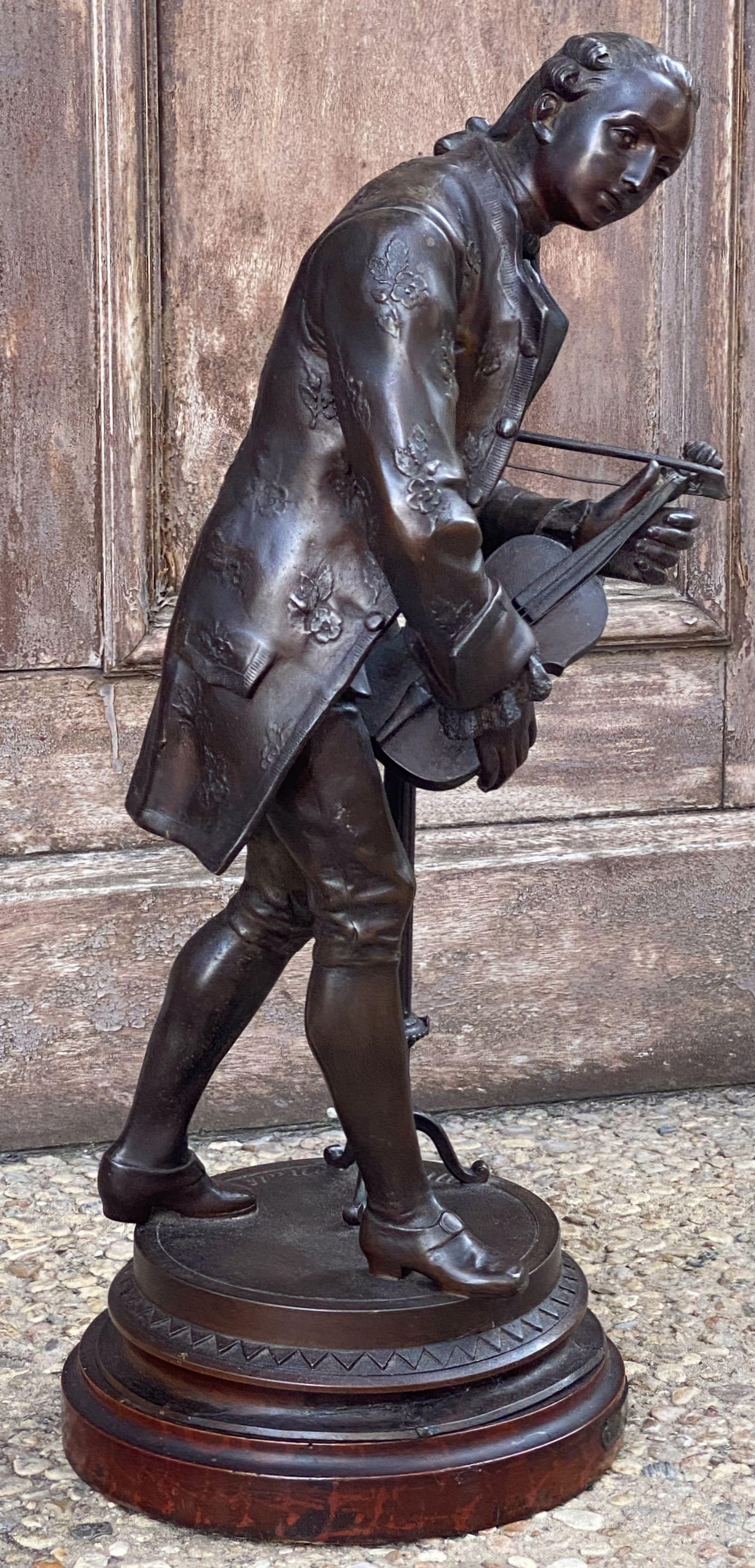 Français Grande figurine française en bronze d'un musicien, d'après Mathurin Moreau en vente
