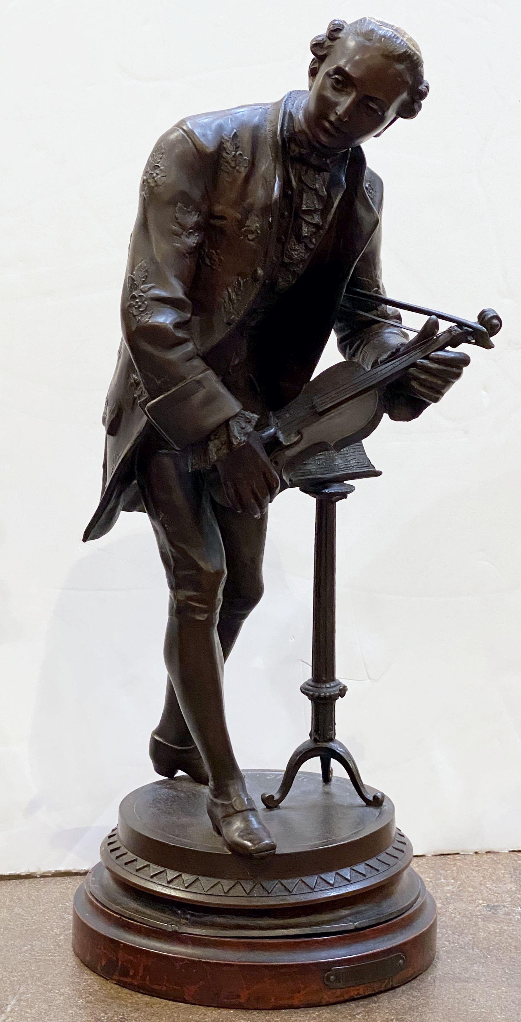 Grande figurine française en bronze d'un musicien, d'après Mathurin Moreau en vente 1