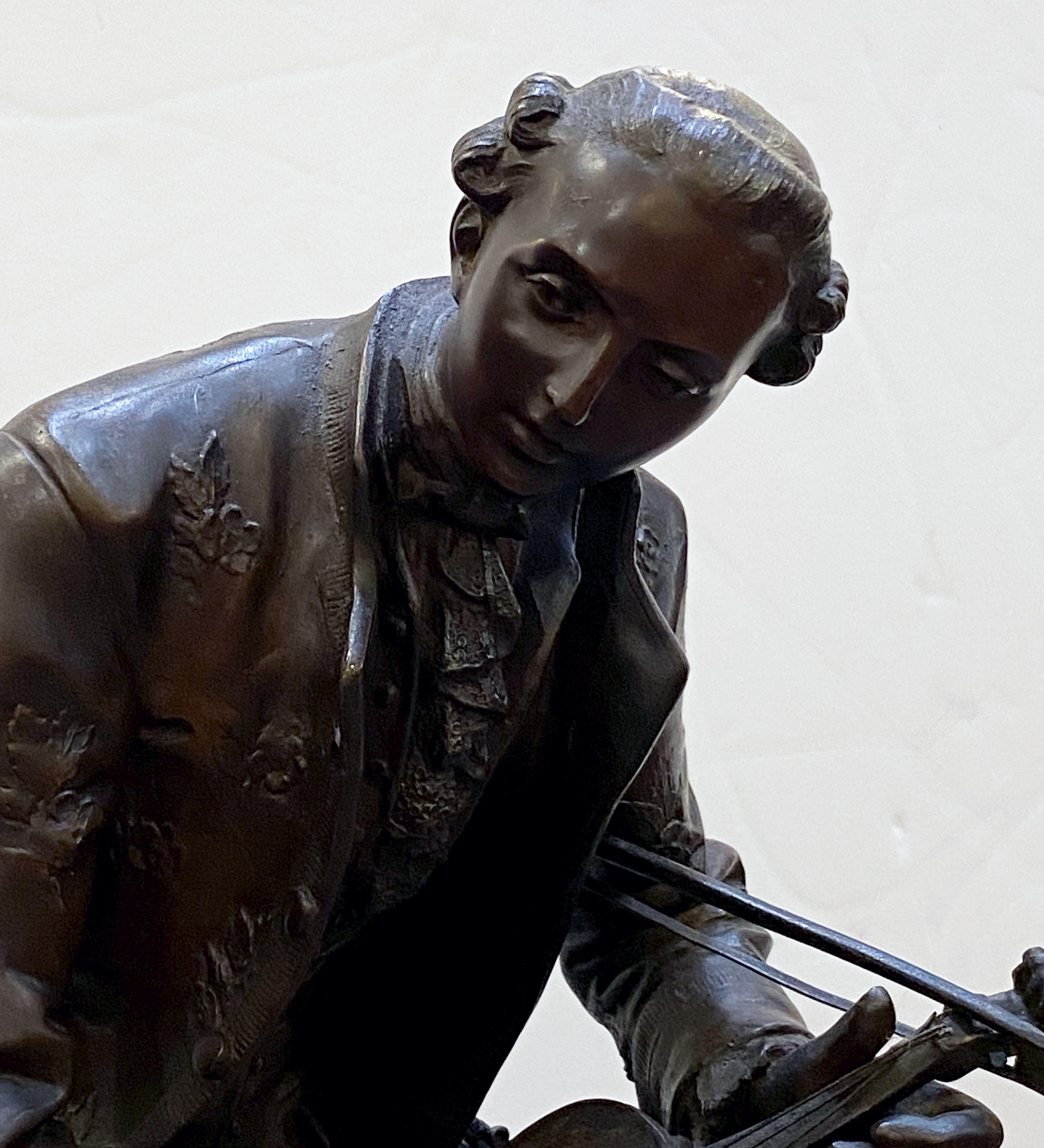 Grande figurine française en bronze d'un musicien, d'après Mathurin Moreau en vente 2