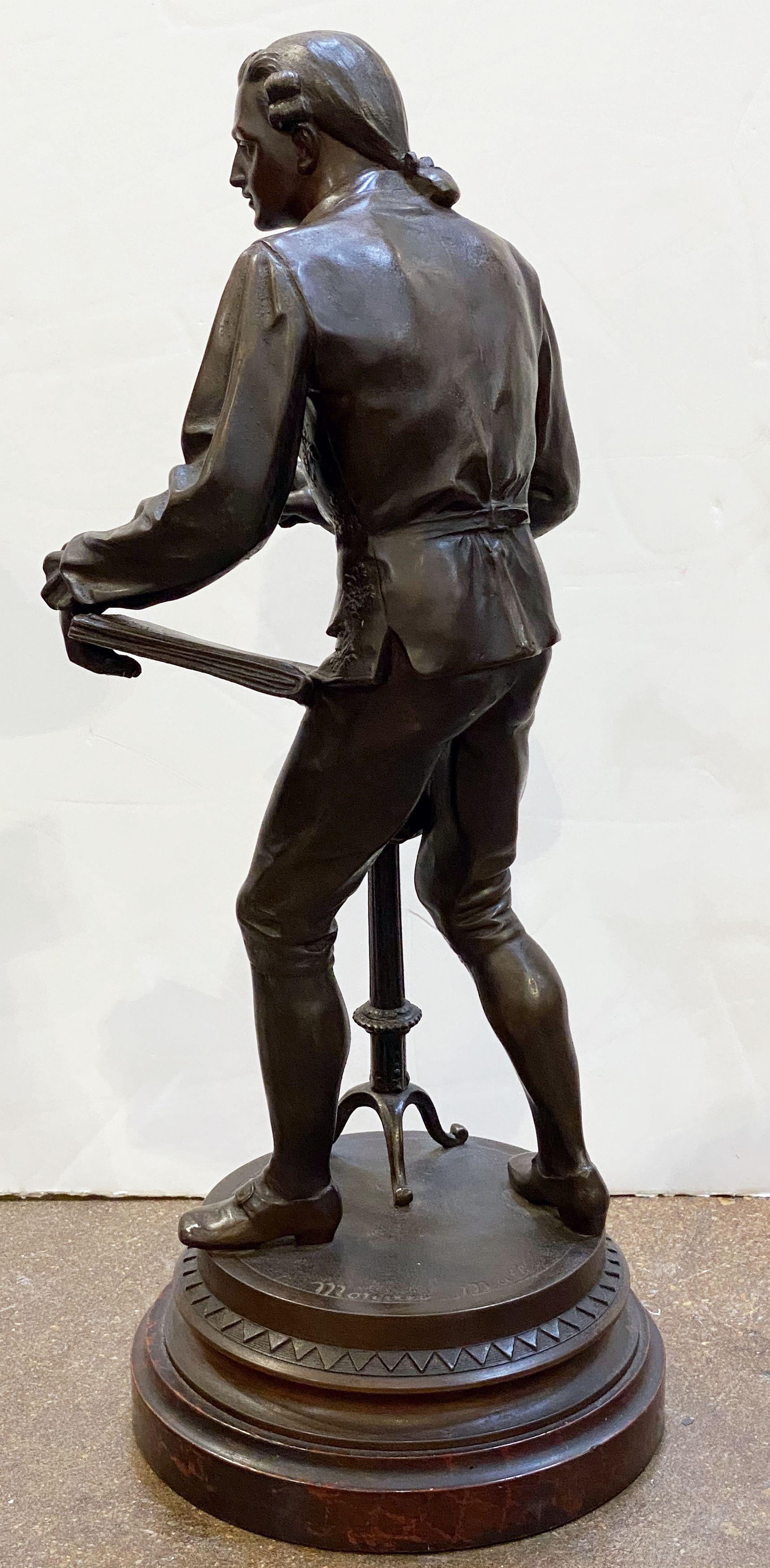 Grande figura di artista francese in bronzo e speltro, dopo Mathurin Moreau in vendita 7