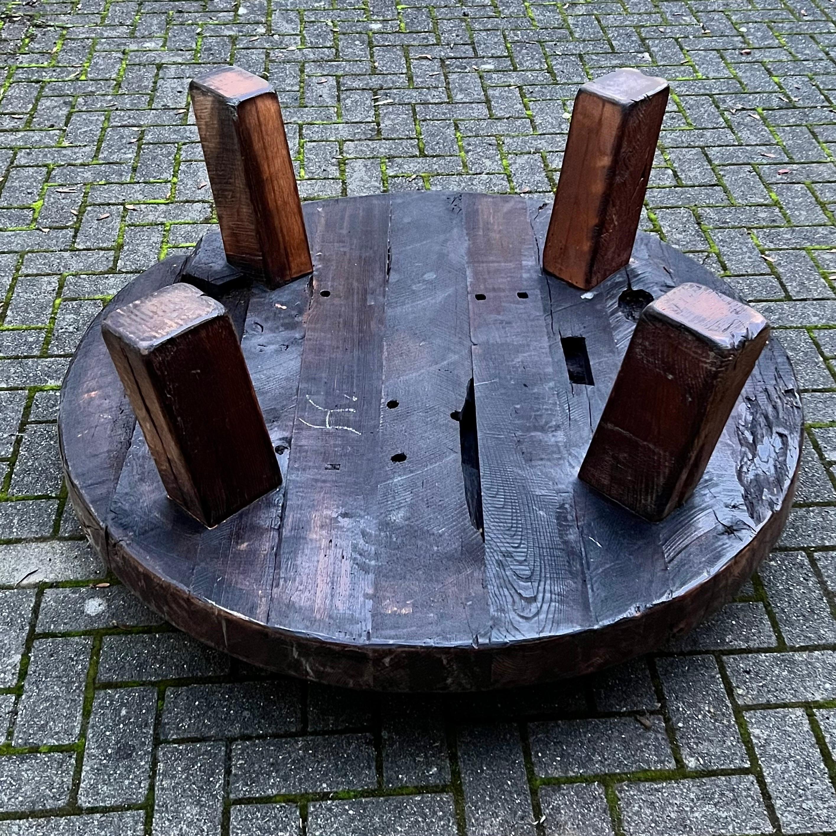 Français Grande table basse brutaliste française en chêne massif 130cm en vente