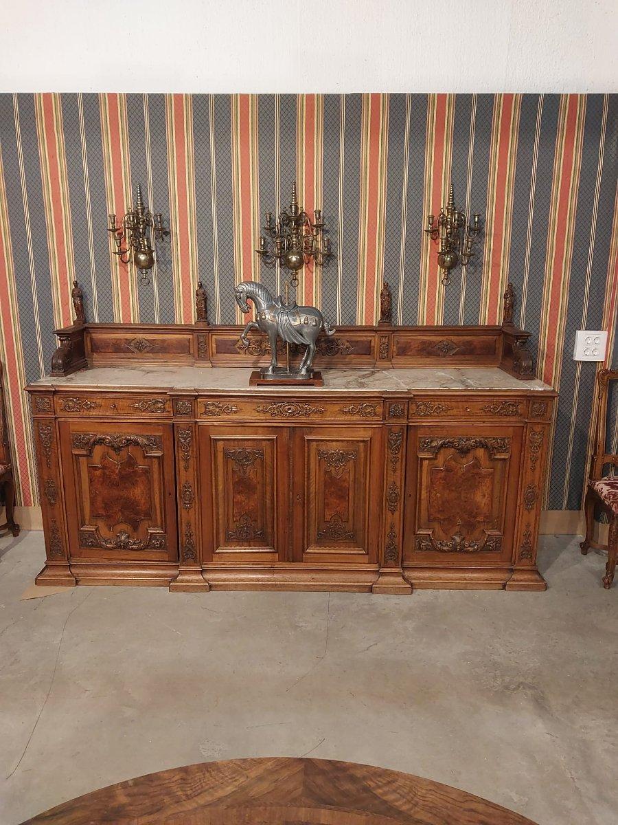 Grande buffet francese, XIX secolo
Piano in legno di frutta intagliato e marmo
Dimensioni: 260 x 150 x 65 cm

Eleganza del buffet in stile storicista francese del XIX secolo, realizzato in legno di frutta finemente intagliato e sormontato da un