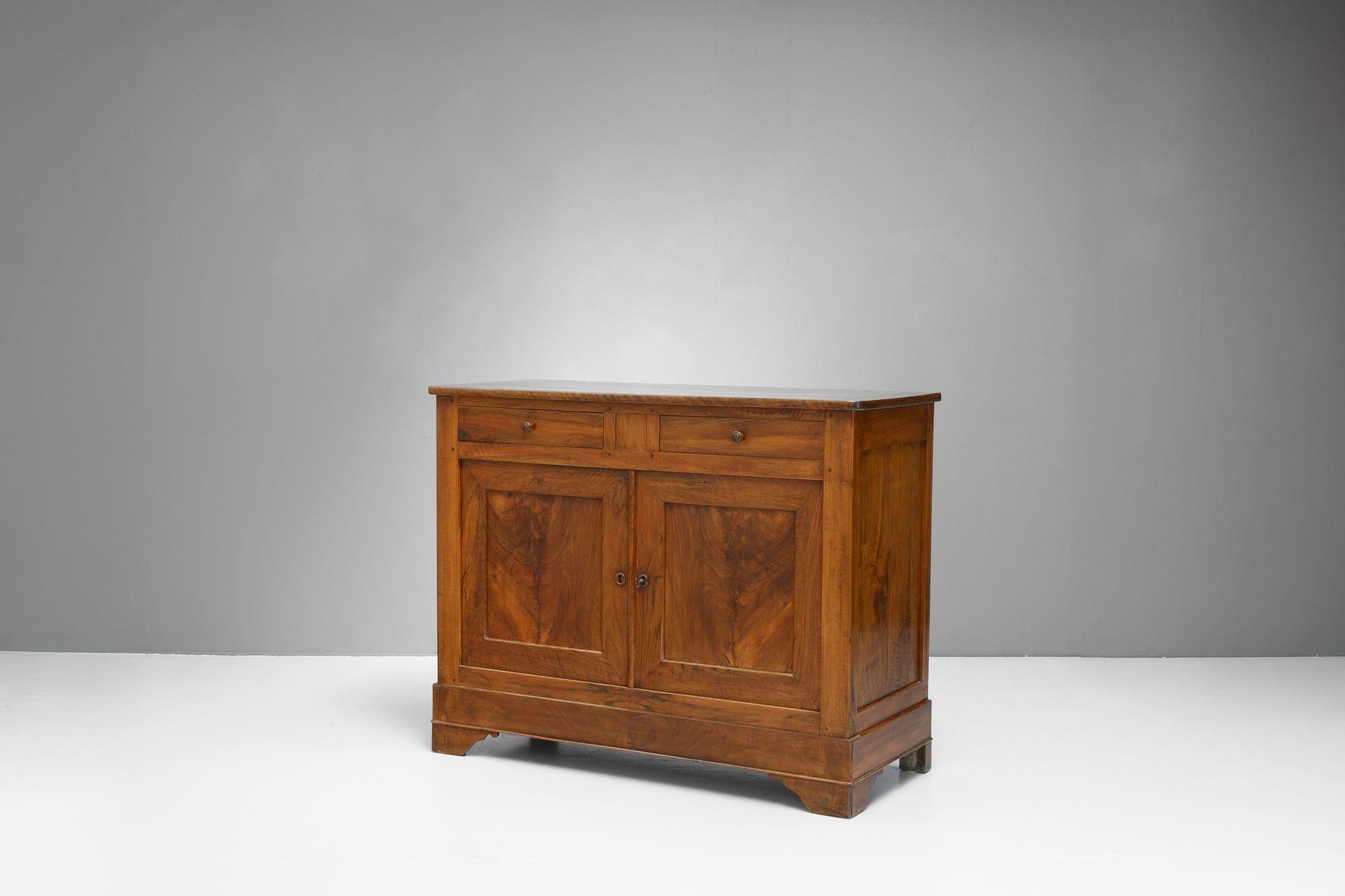 Französisches zweitüriges Buffet aus Nussbaumholz. CIRCA 1880

H 109cm x B 138cm x T 58cm