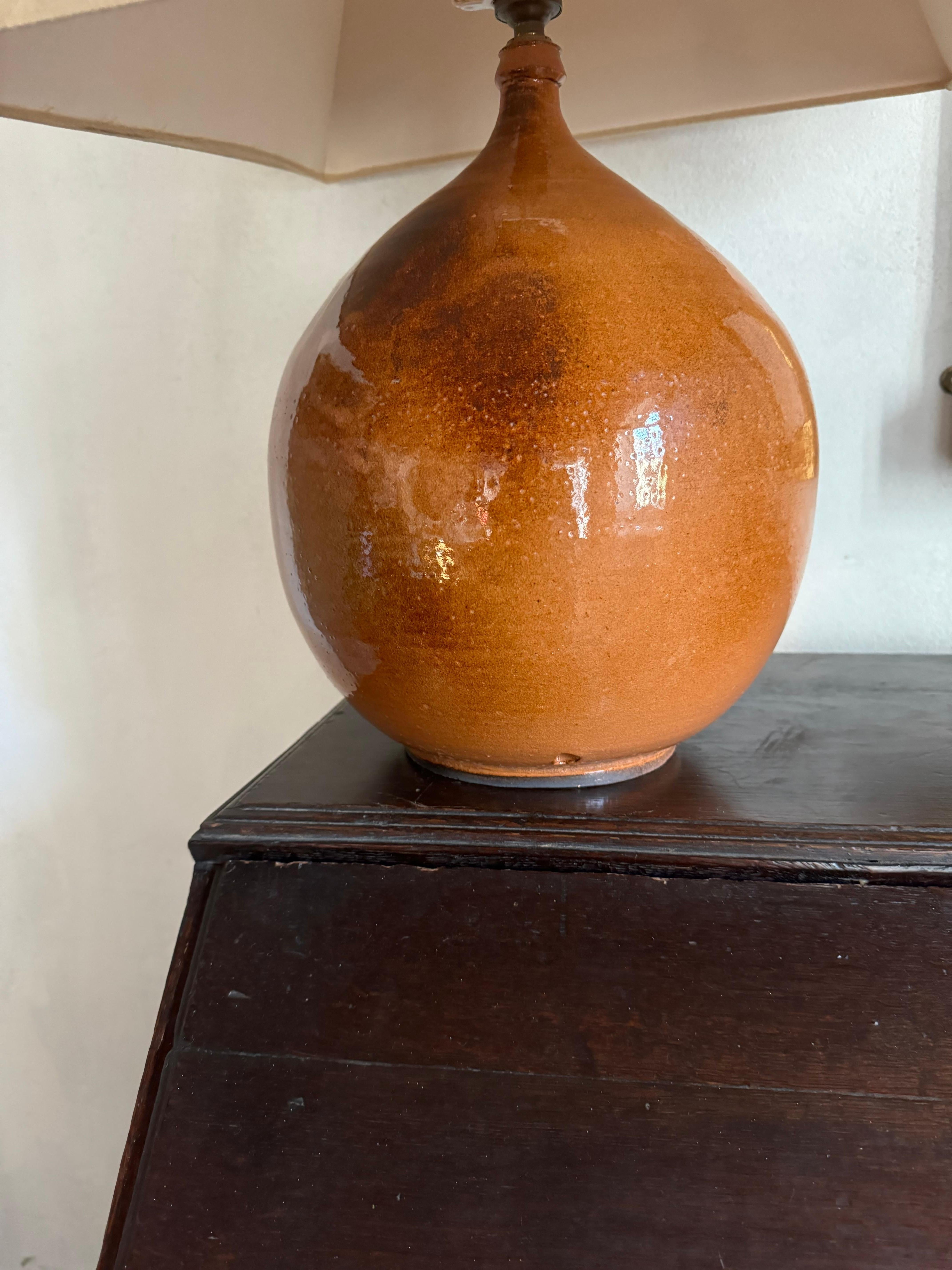 Eine schöne glasierte, orangefarbene Keramiklampe, die wahrscheinlich aus der Gegend um Vallauris in Südfrankreich stammt. Neu verkabelt. Schatten für die Auslage.