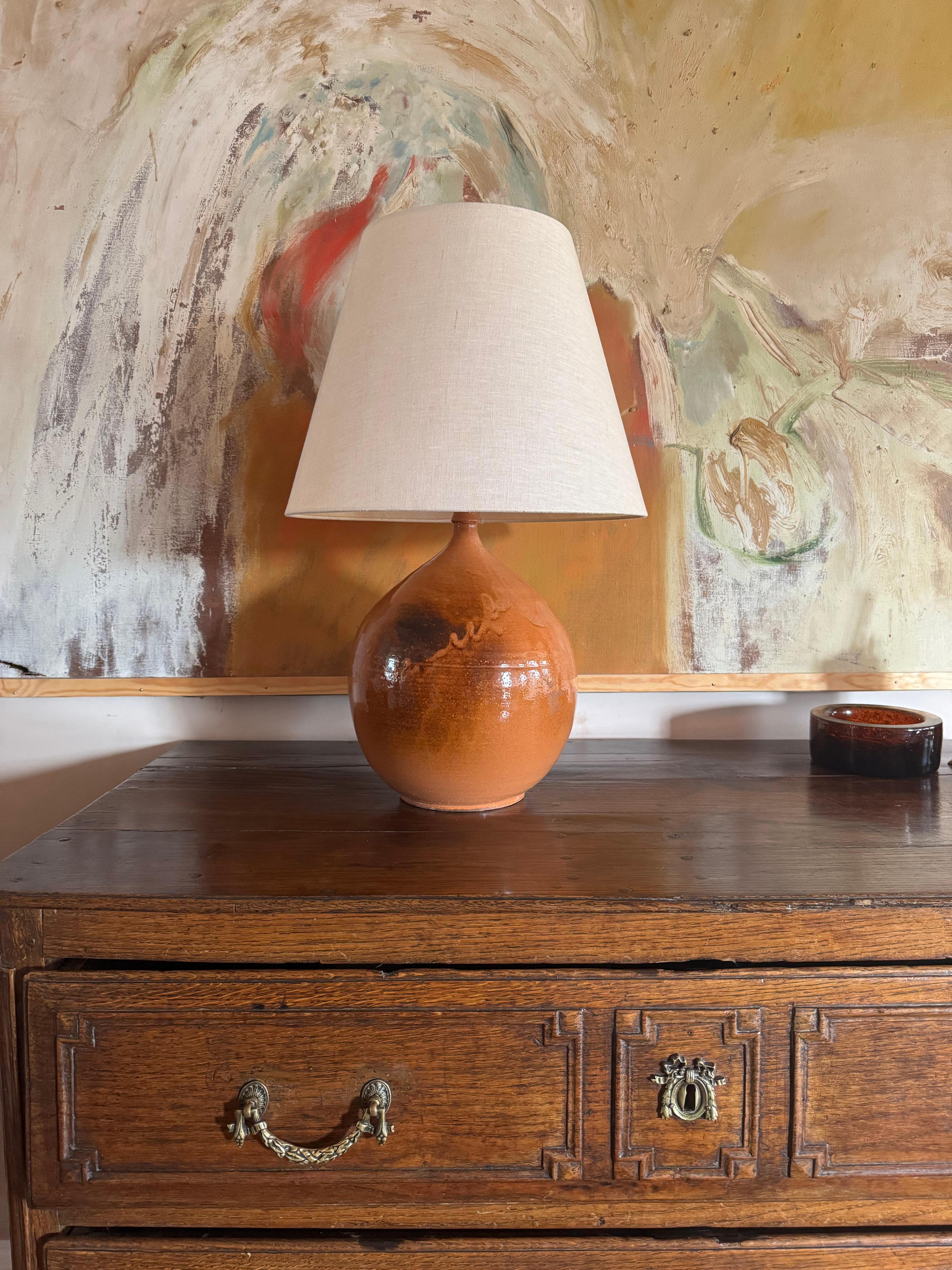 Große französische gebrannte orange glasierte Keramiklampe. (Glasiert) im Angebot