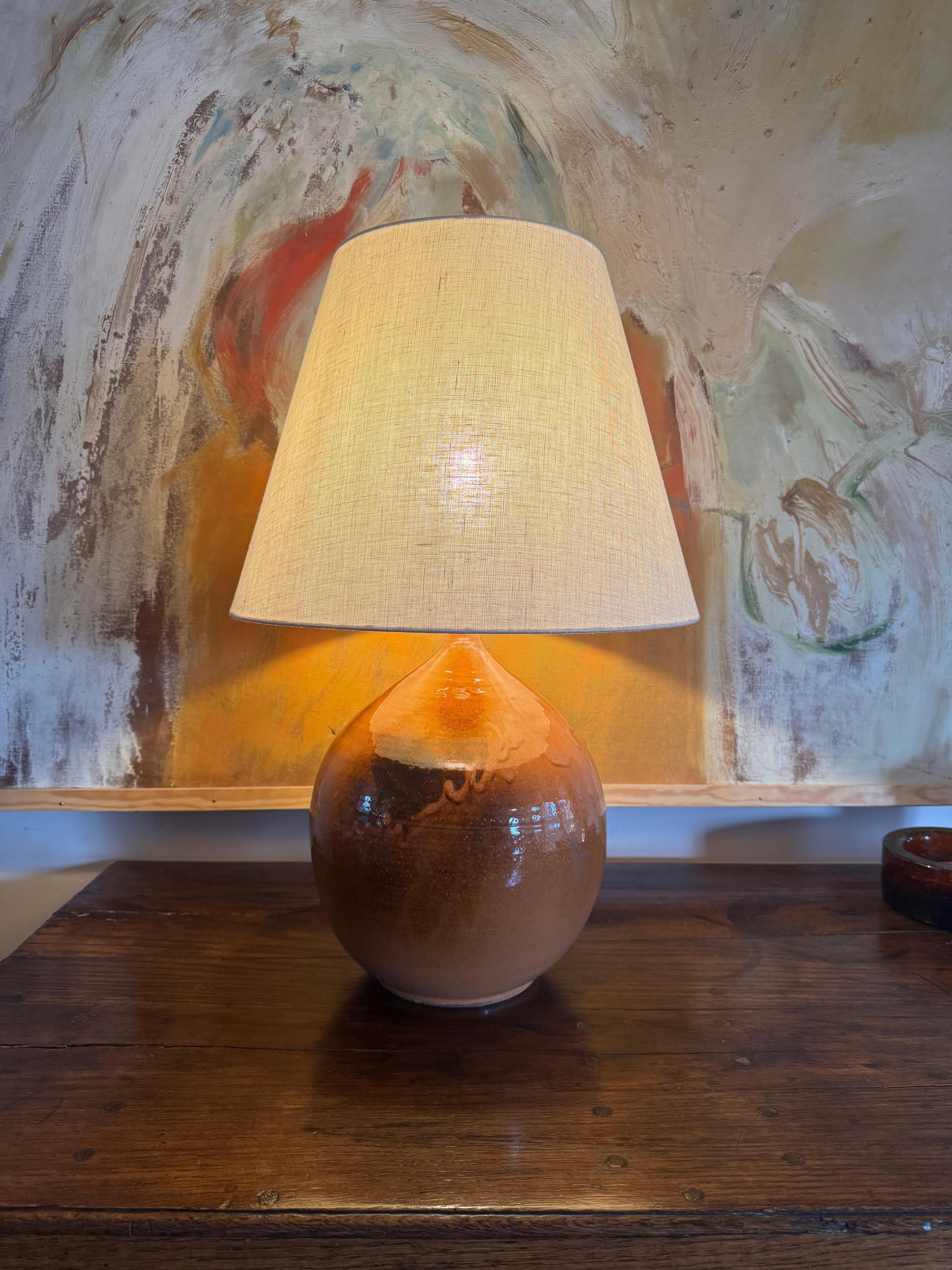 Große französische gebrannte orange glasierte Keramiklampe. im Zustand „Gut“ im Angebot in London, GB