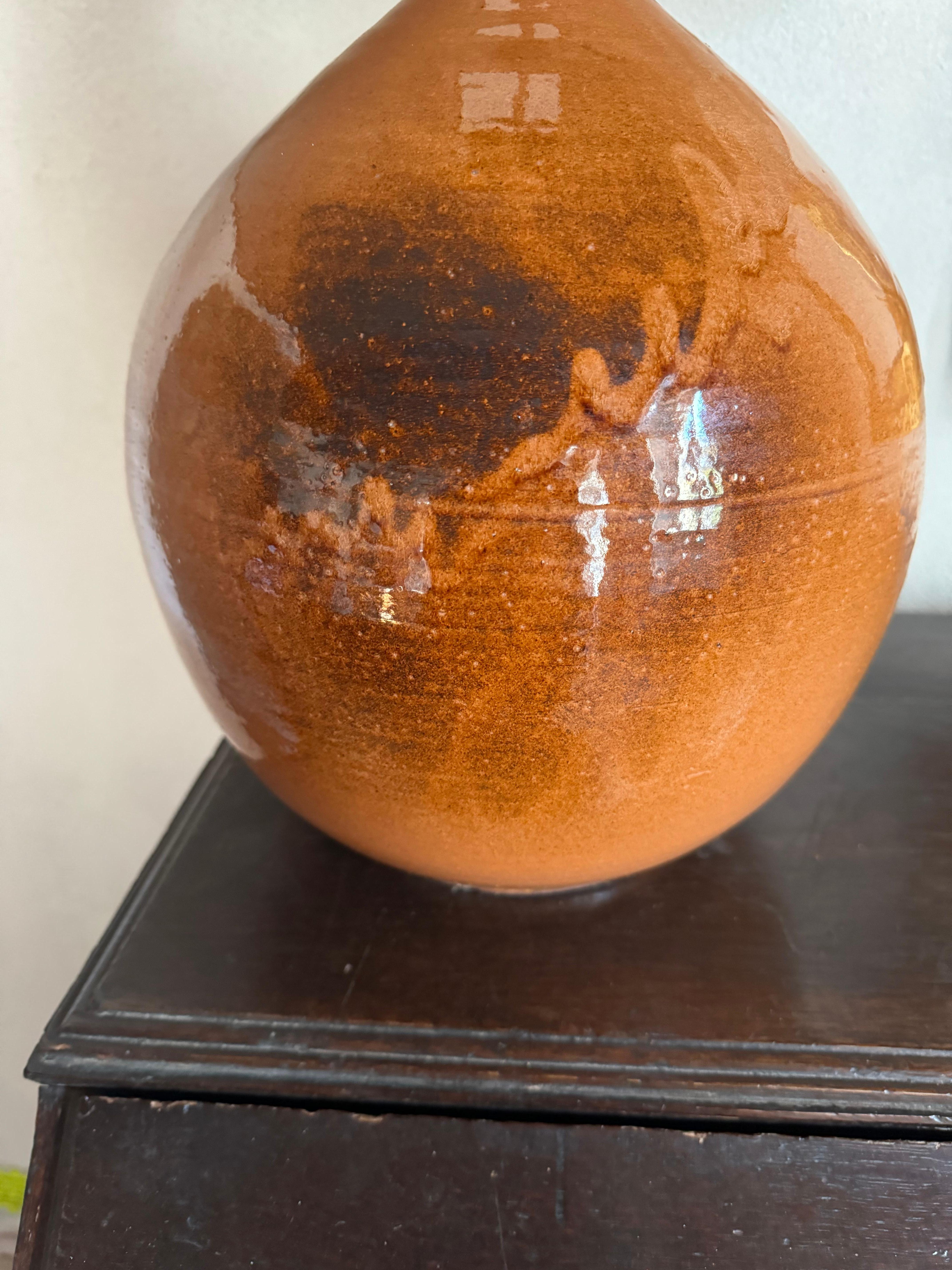 Große französische gebrannte orange glasierte Keramiklampe. (Französisch) im Angebot