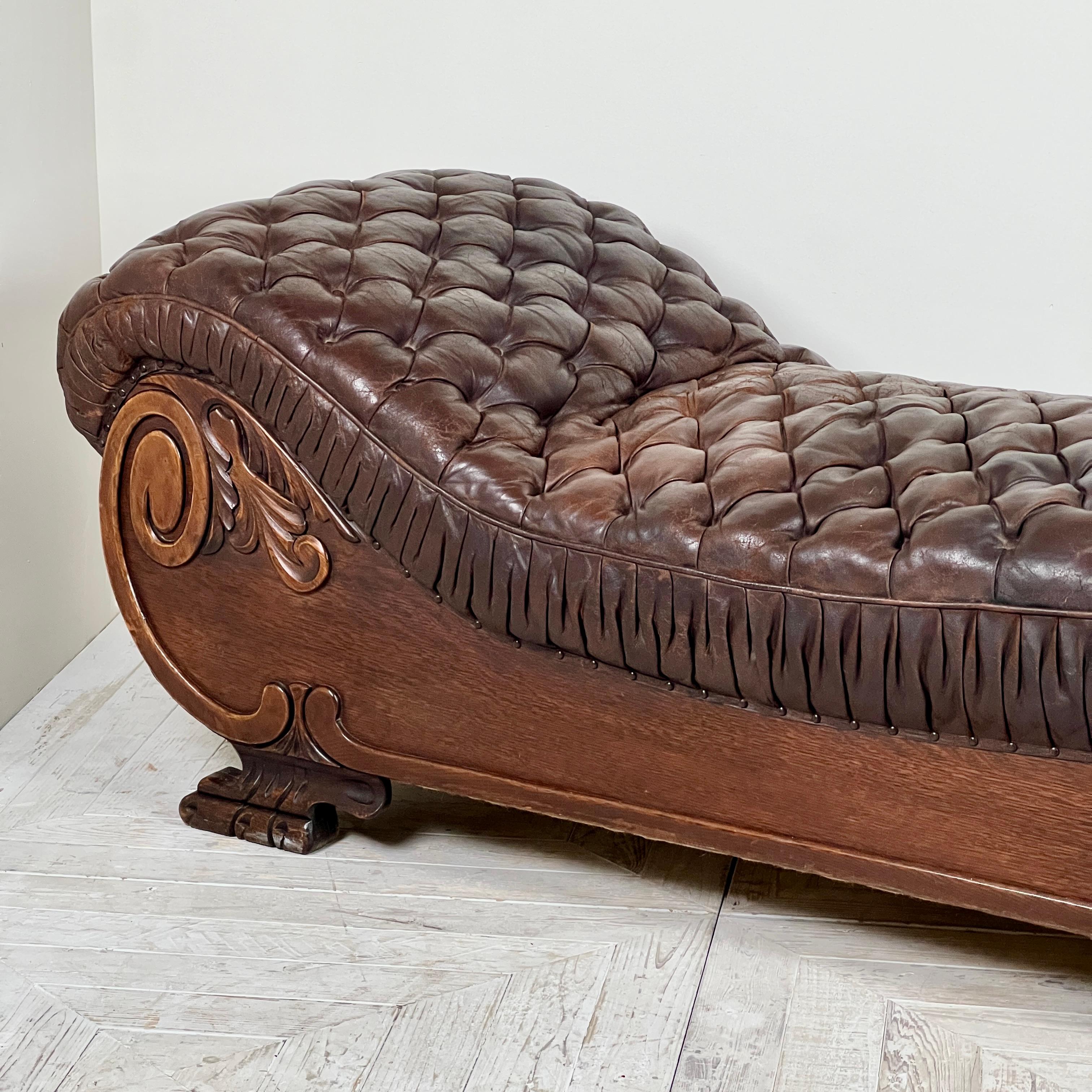 Gran Chaise Longue francesa antigua de cuero marrón acolchado del siglo XIX en venta 4