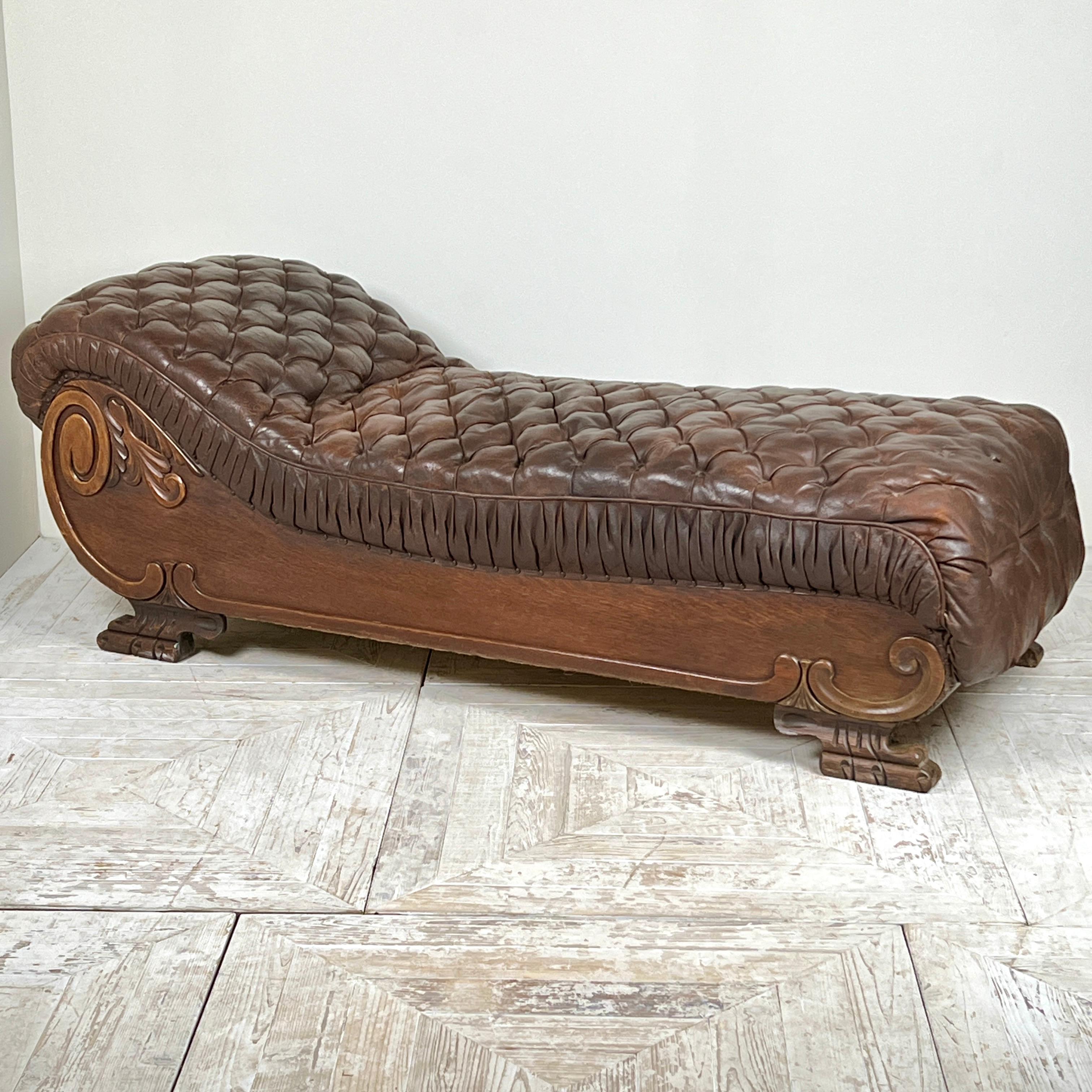 Una grande y suntuosa Chaise Longue francesa del siglo XIX de cuero marrón acolchado.

Esta rara chaise longue francesa presenta un tapizado clásico de cuero con botones en marrón puro. La pieza tiene forma de serpentina suavemente curvada,