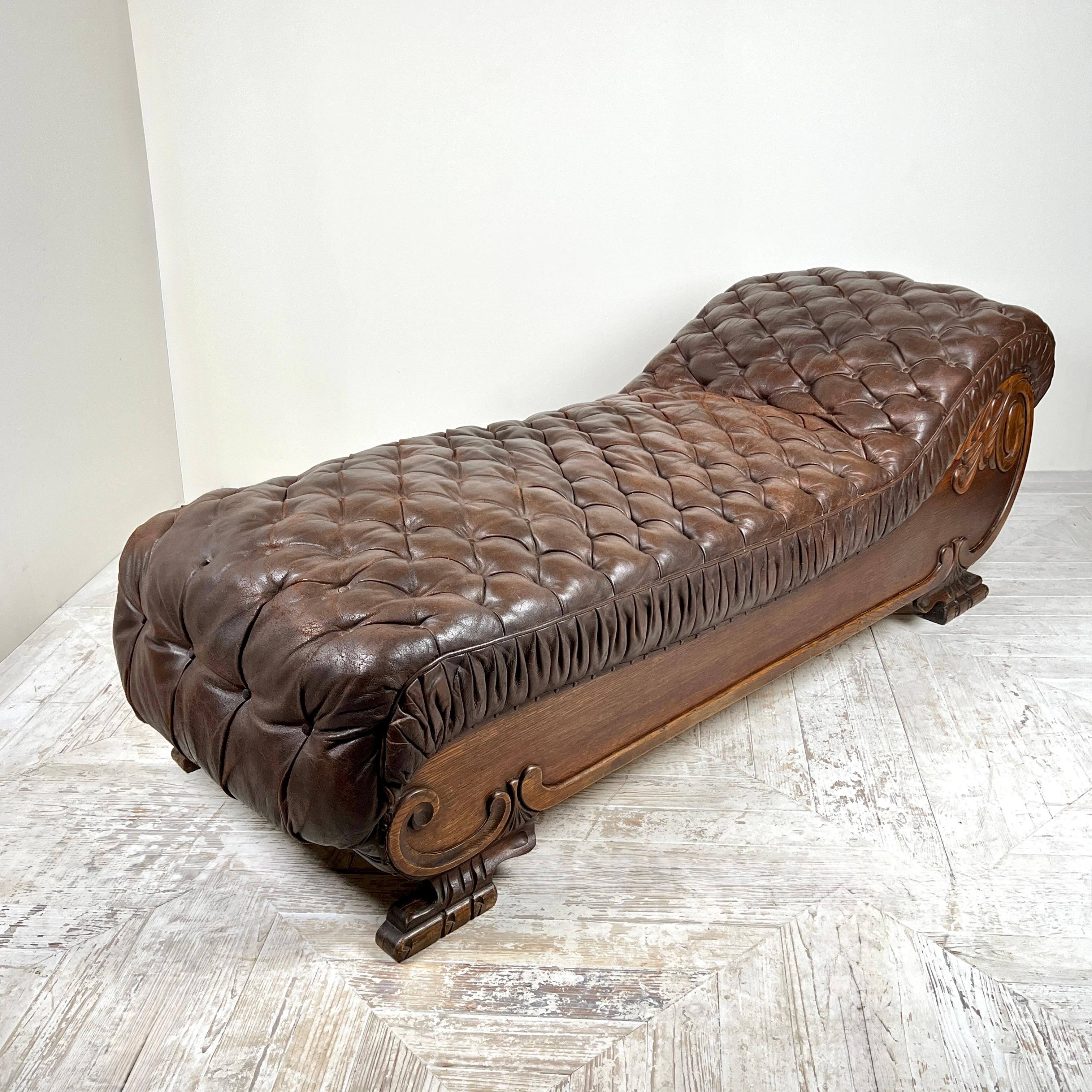 Gran Chaise Longue francesa antigua de cuero marrón acolchado del siglo XIX Napoleón III en venta