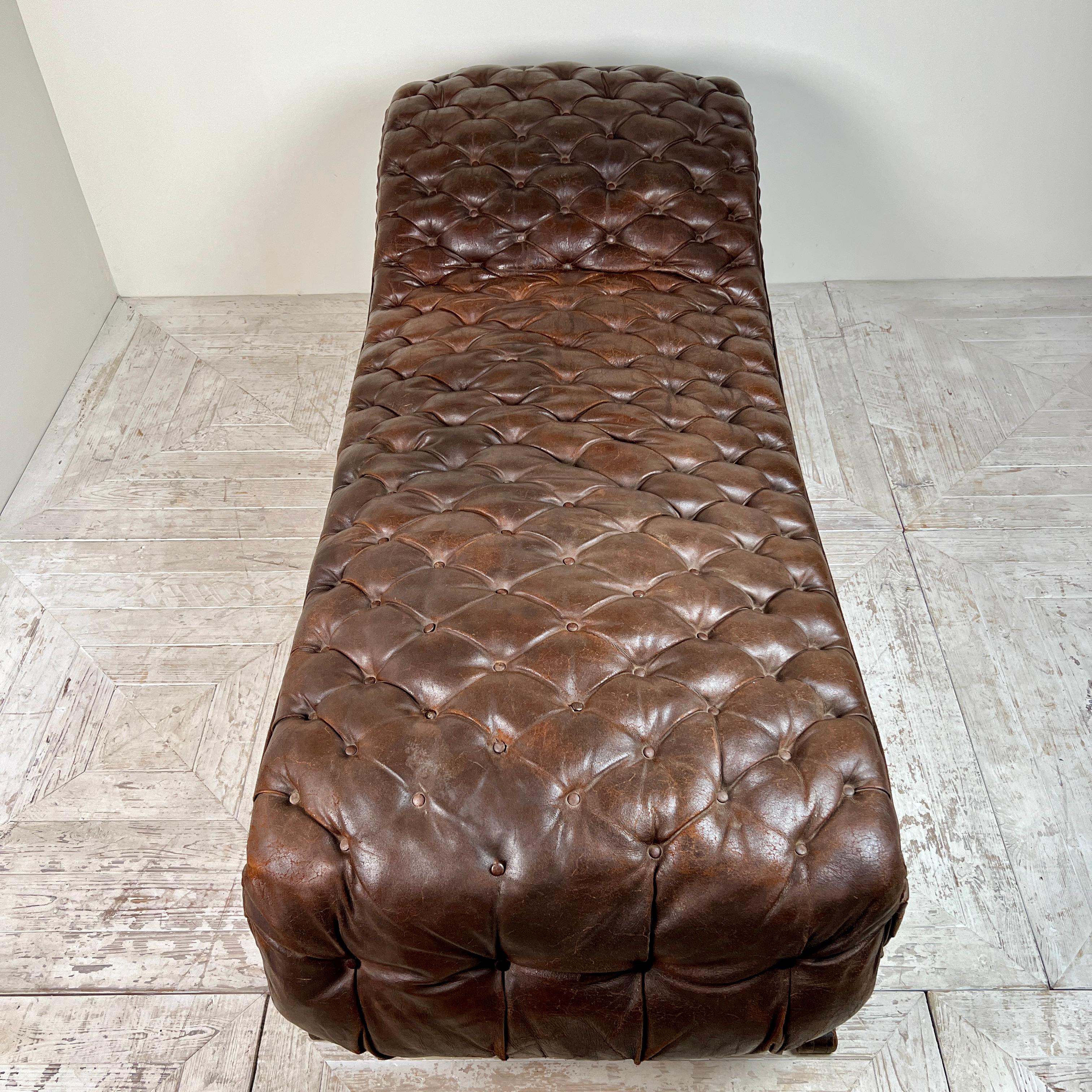 Gran Chaise Longue francesa antigua de cuero marrón acolchado del siglo XIX Hecho a mano en venta