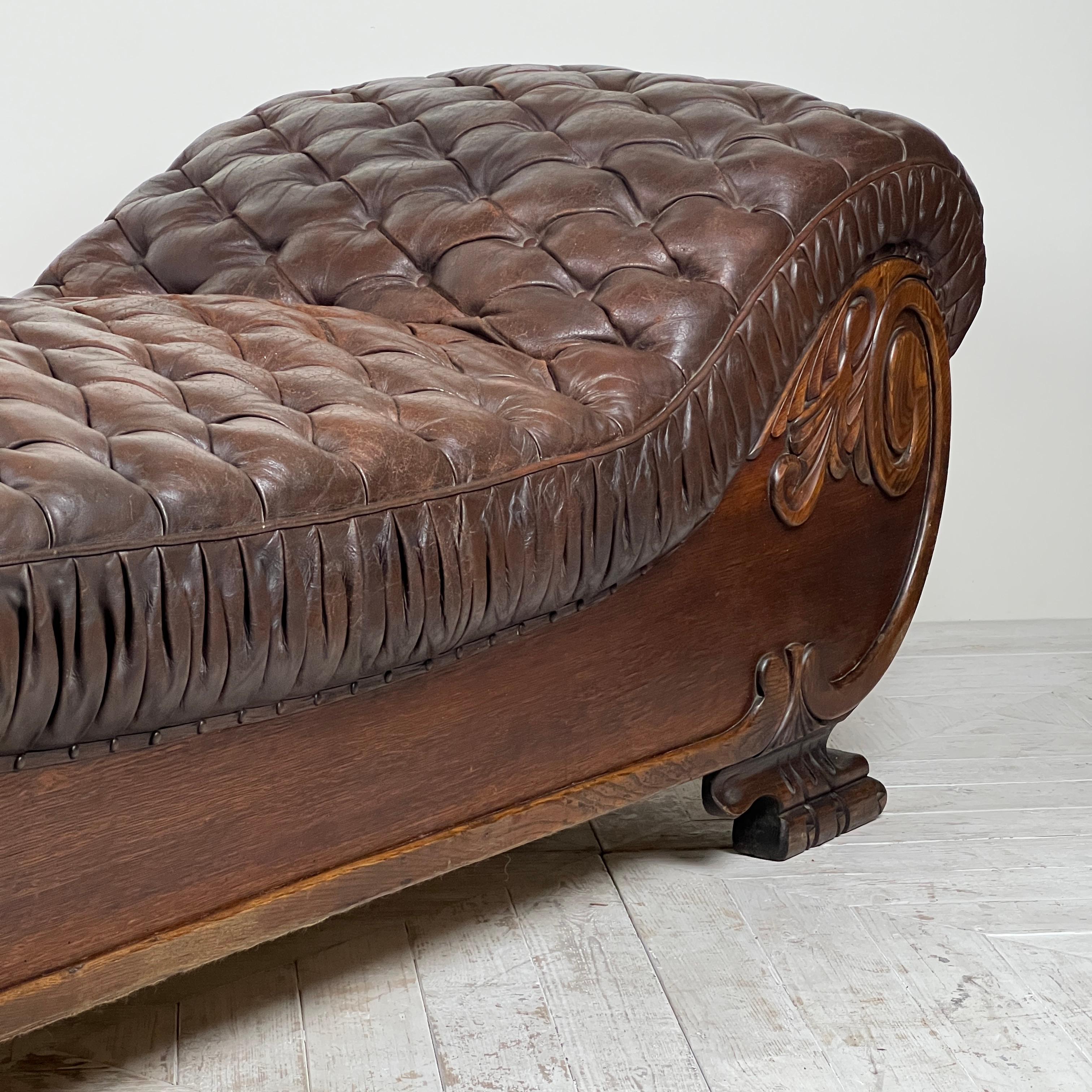 Gran Chaise Longue francesa antigua de cuero marrón acolchado del siglo XIX en Bueno estado para la venta en London, GB