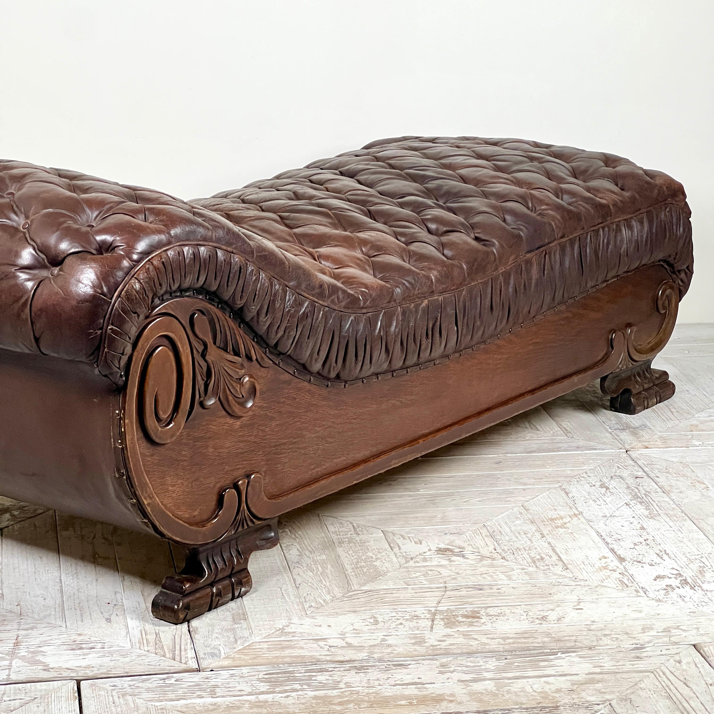 Gran Chaise Longue francesa antigua de cuero marrón acolchado del siglo XIX Cuero en venta