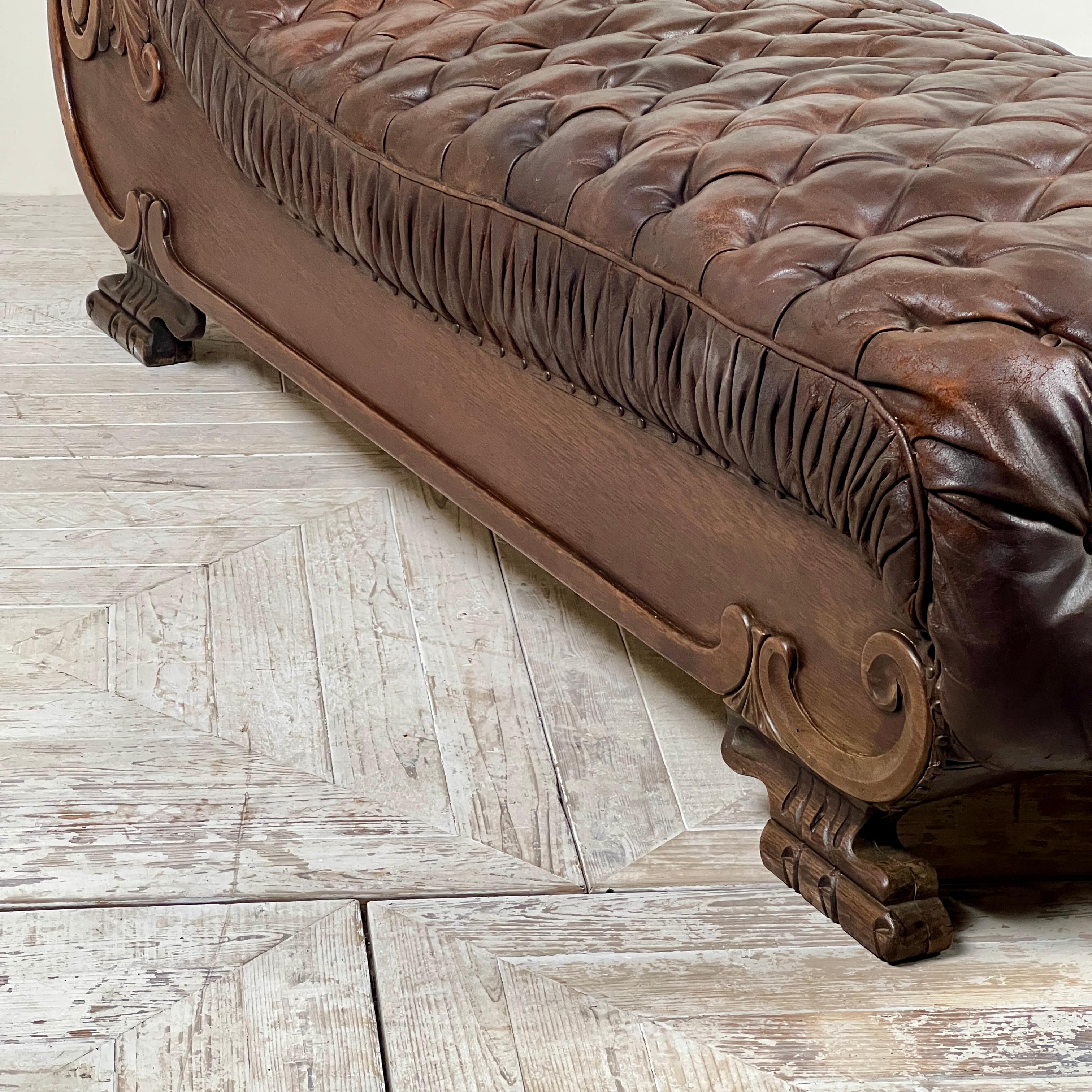 Gran Chaise Longue francesa antigua de cuero marrón acolchado del siglo XIX en venta 2