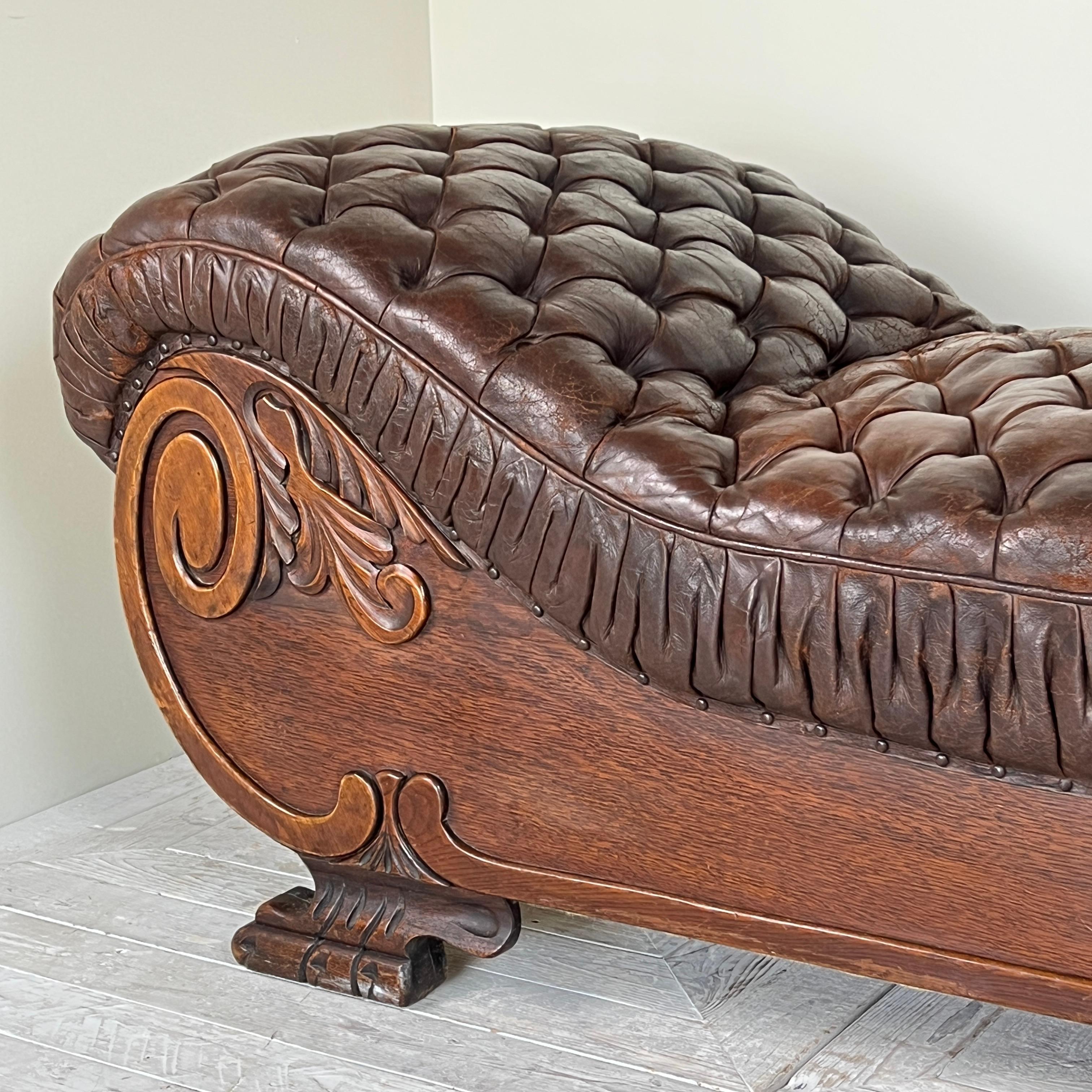Gran Chaise Longue francesa antigua de cuero marrón acolchado del siglo XIX en venta 3