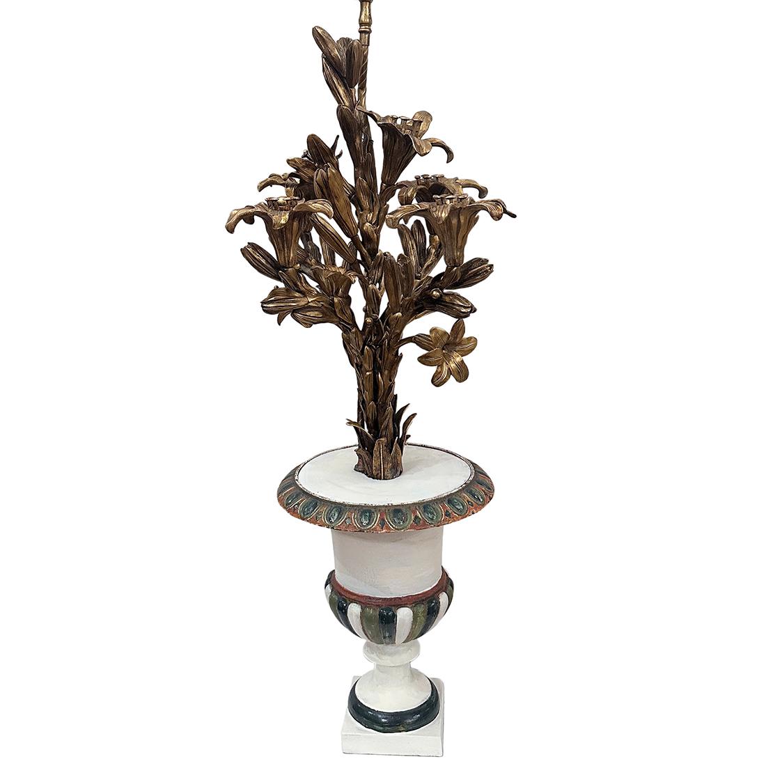 Lampe à feuillage en bronze doré avec base en forme d'urne, datant de 1900.

Mesures :
Hauteur du corps : 34