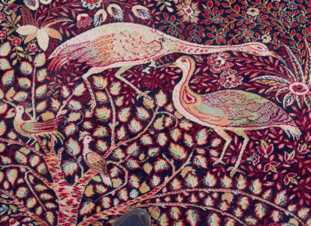 Großer französischer Teppich aus handgewebter Wolle. Motiv exotische Vögel in Bäumen. (20. Jahrhundert) im Angebot
