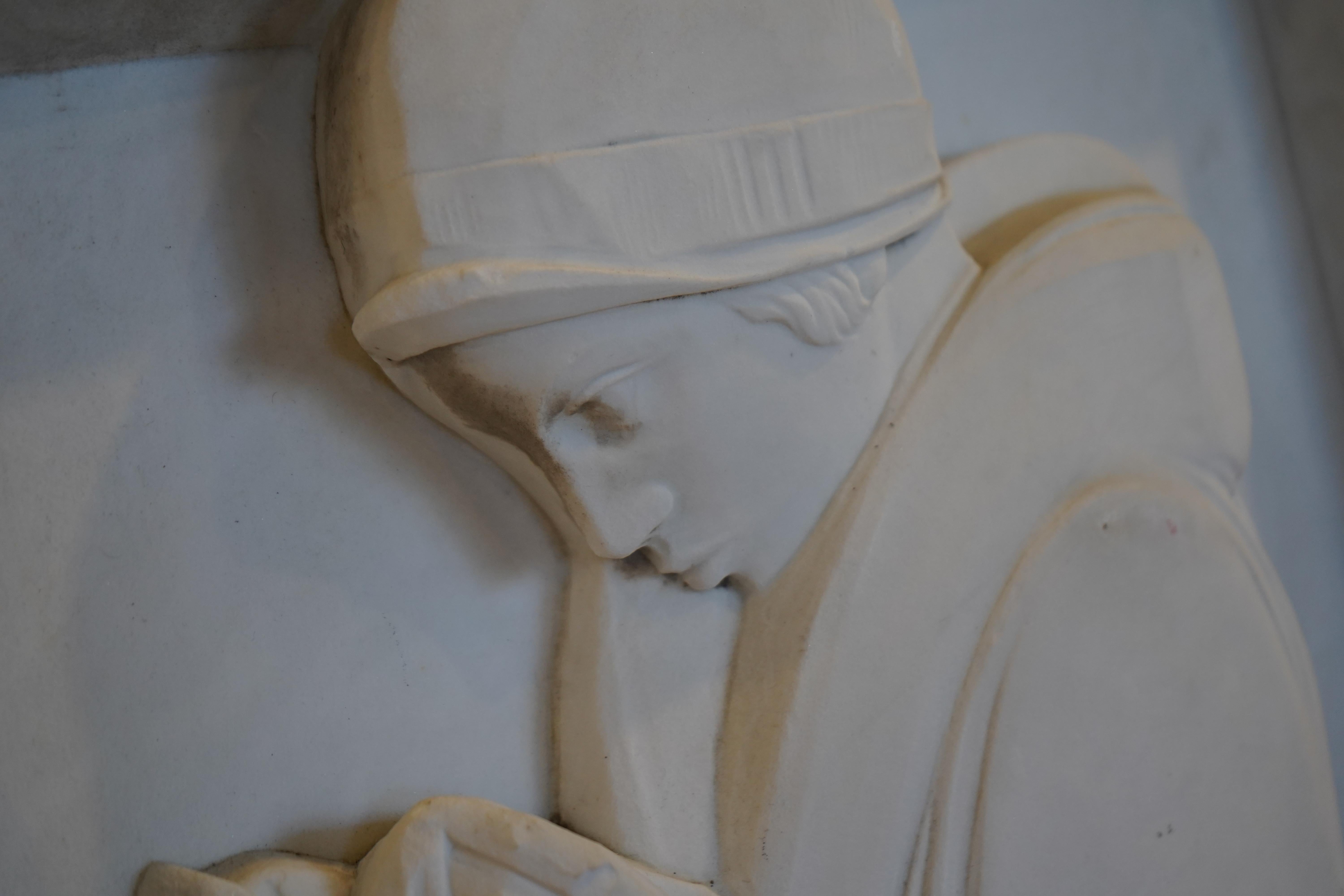 Grande sculpture française en marbre Carrera Art Deco en vente 3