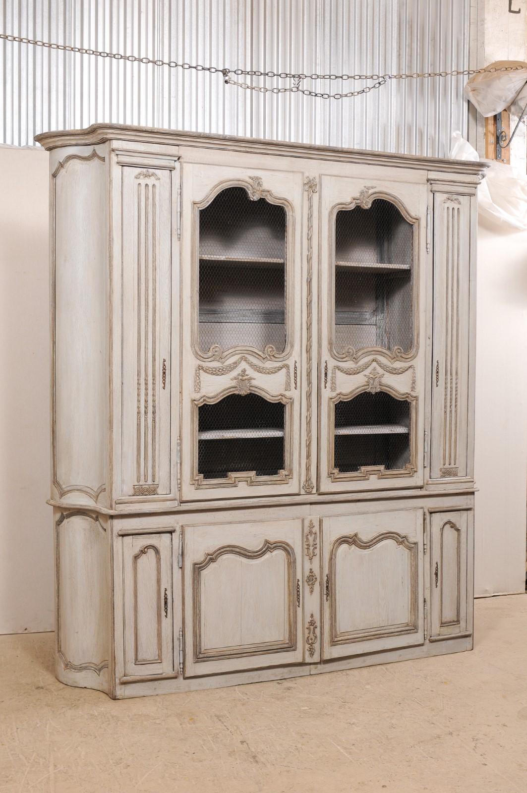 Français Grande vitrine et meuble de rangement français en bois sculpté et peint en vente