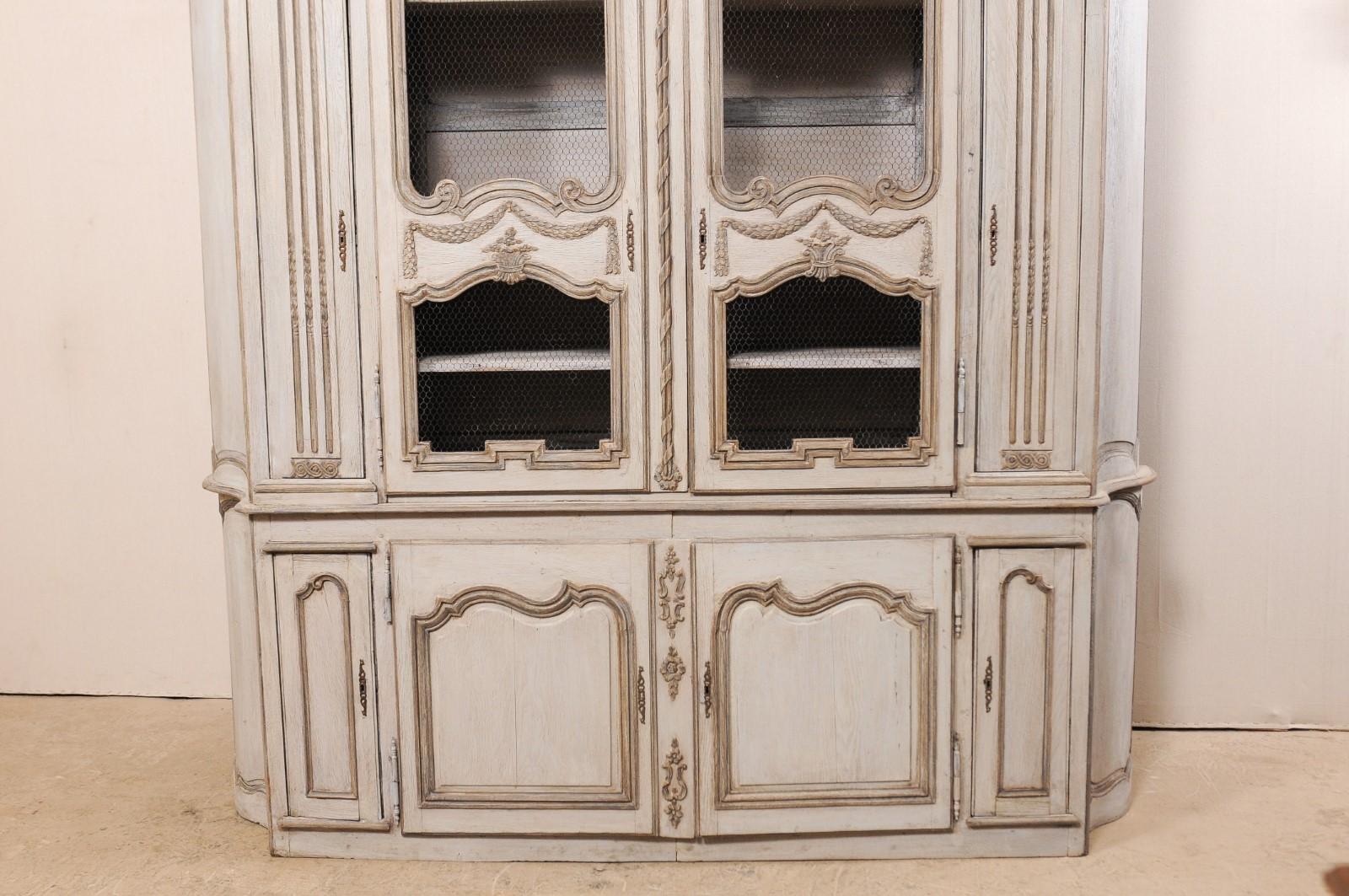 Sculpté Grande vitrine et meuble de rangement français en bois sculpté et peint en vente