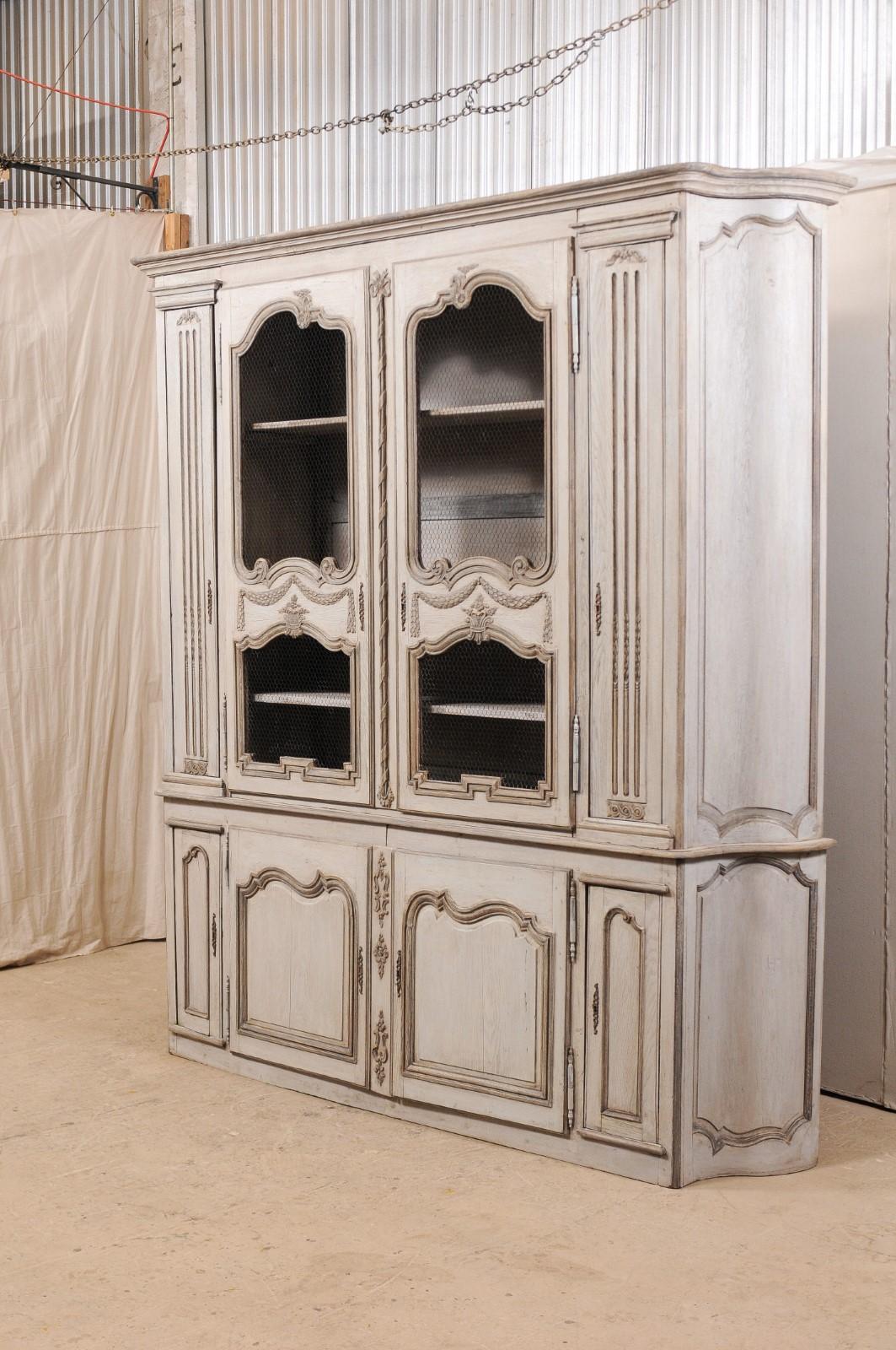 Grande vitrine et meuble de rangement français en bois sculpté et peint Bon état - En vente à Atlanta, GA