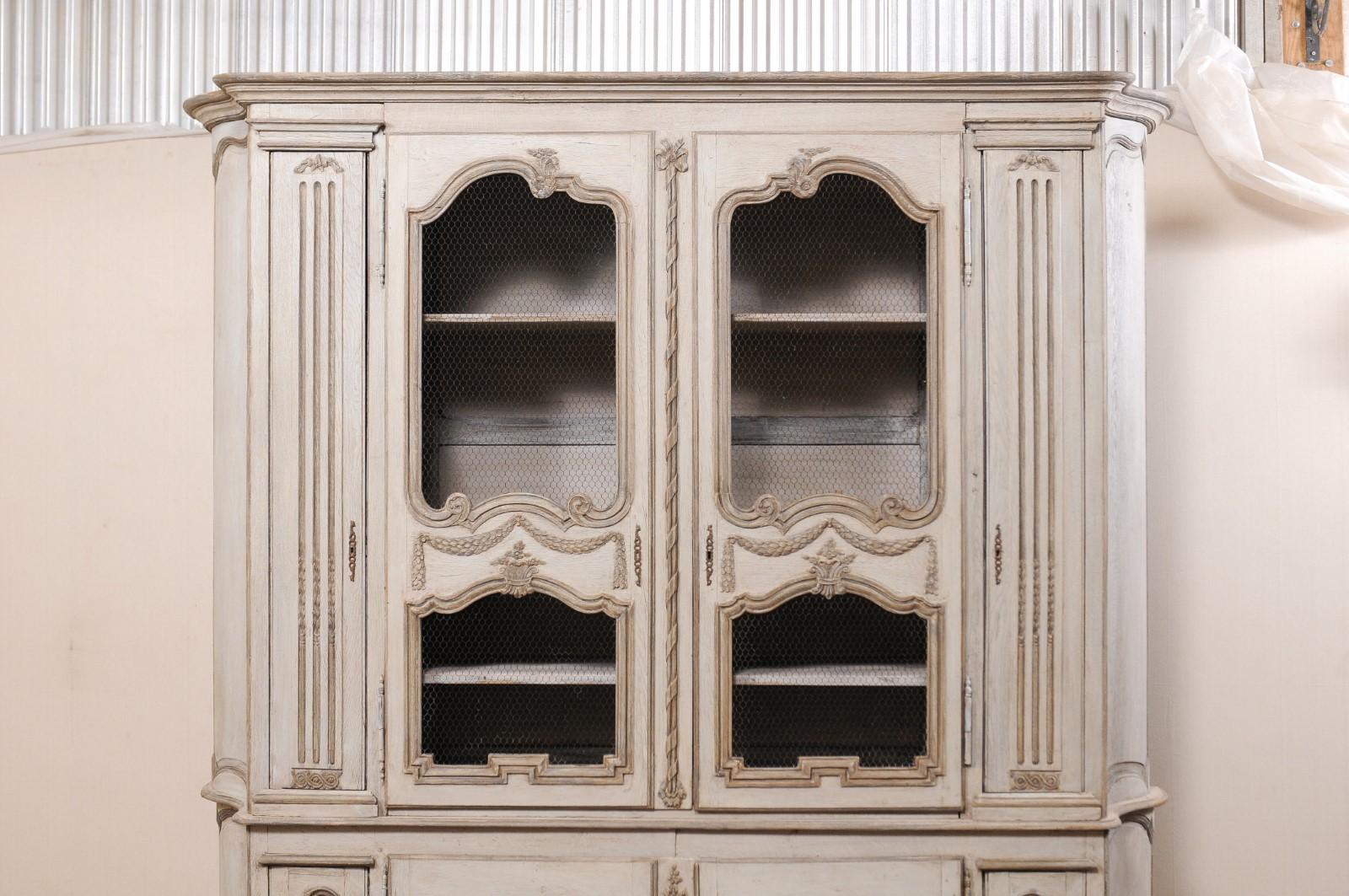 20ième siècle Grande vitrine et meuble de rangement français en bois sculpté et peint en vente