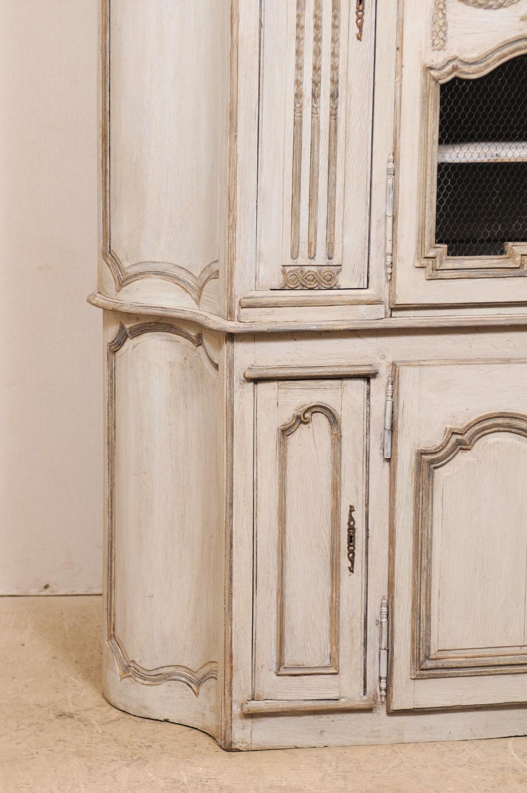 Bois Grande vitrine et meuble de rangement français en bois sculpté et peint en vente