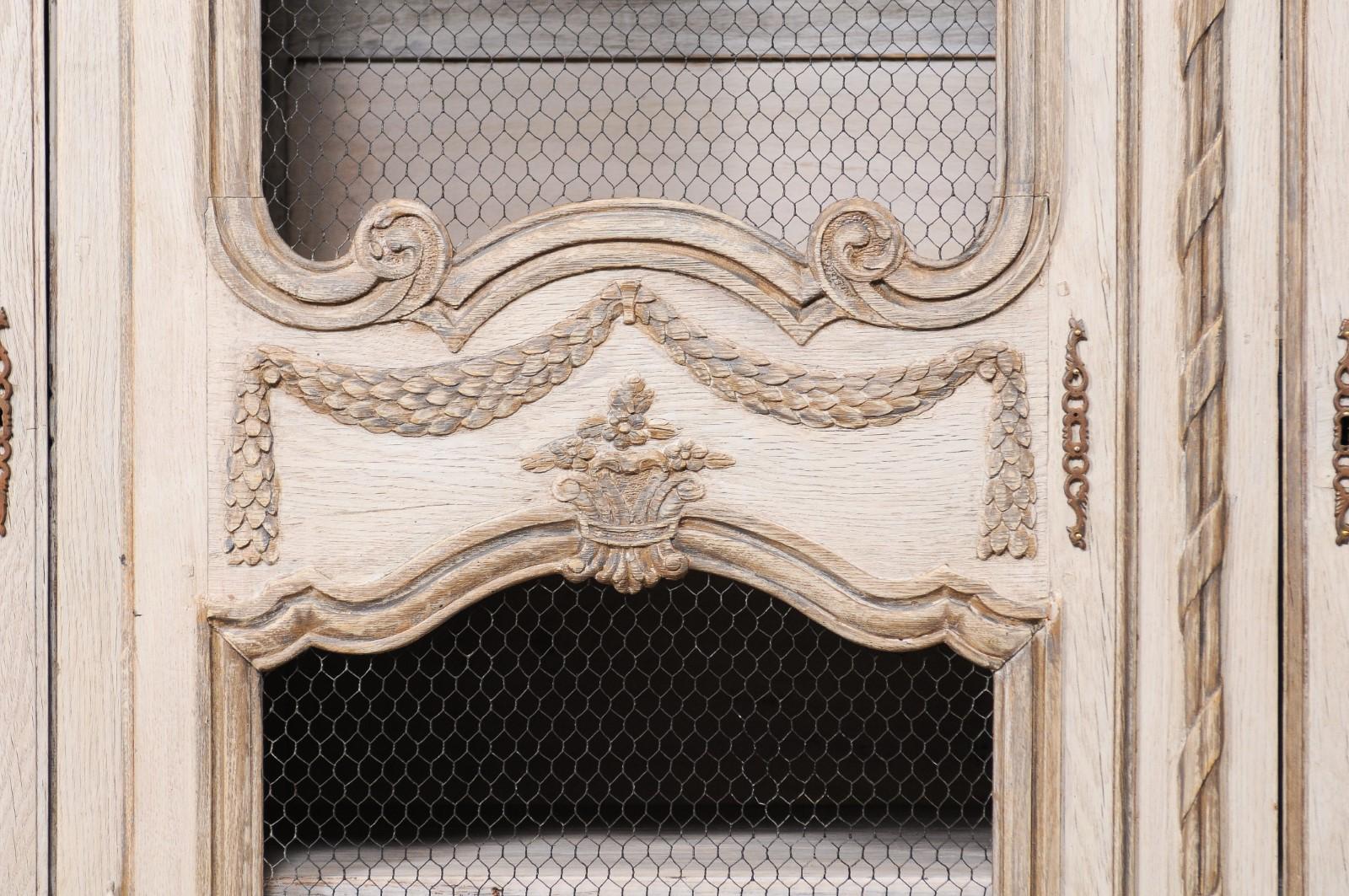 Grande vitrine et meuble de rangement français en bois sculpté et peint en vente 1